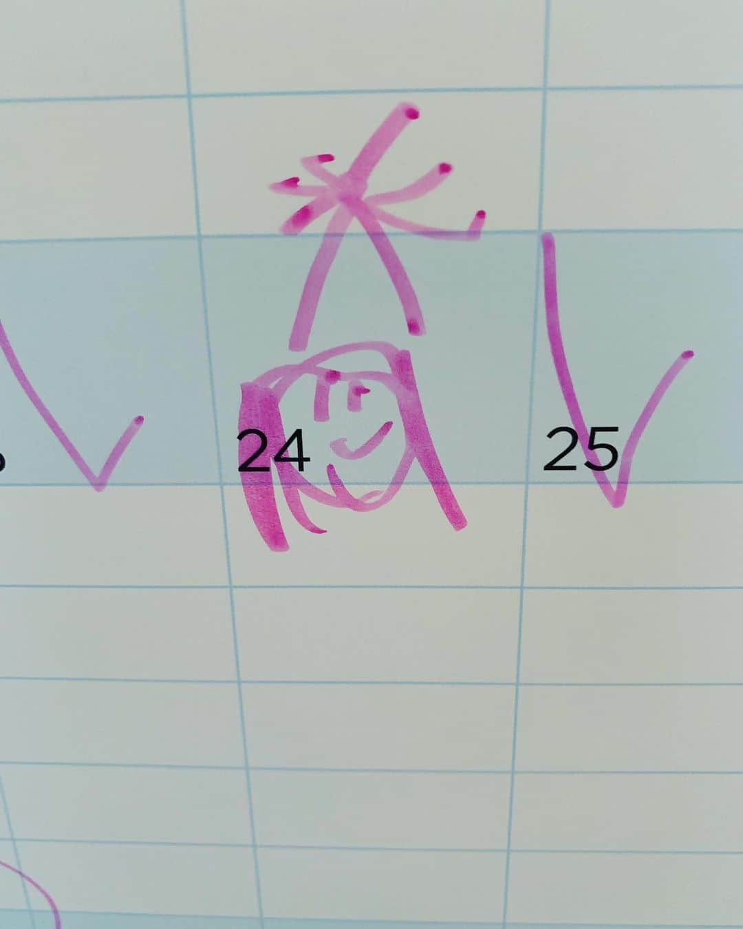 リズ・クライモさんのインスタグラム写真 - (リズ・クライモInstagram)「I was changing the month on my 6 yr old’s calendar the other day & look what she drew on my birthday 😭♥️ Hope you all have a great weekend」8月10日 8時48分 - lizclimo