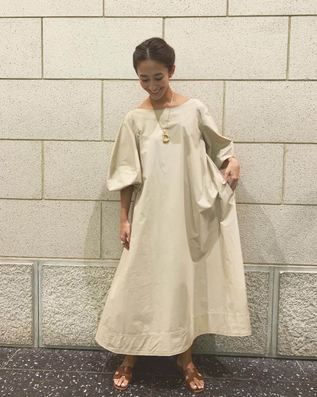 のインスタグラム：「本日から @rope_jp 店頭•webで楽チンワンピ発売です✨ サイズ展開は36.38(着用は38)🤲 妊婦さんにもオッケーなドラマティックワンピースに仕上がりました❤️ 皆様のもとに届きますように〜✨✨ #rope #fashion #love #happy #mom #dress #black #beige」