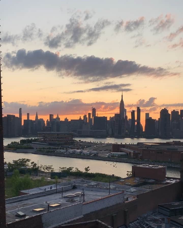 松山智一のインスタグラム：「Best season in NYC 🌇 ニューヨーク最高の季節 ブルックリンより」