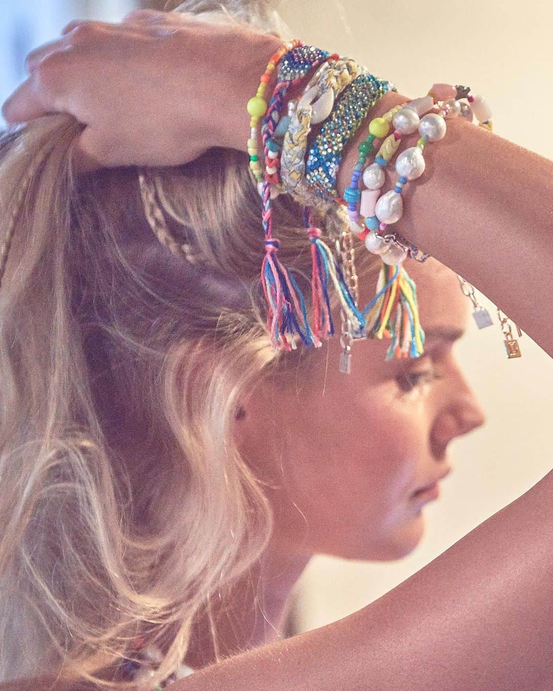 ダニジョーのインスタグラム：「If your wrist doesn’t tell the story, then we don’t know what does 🤷🏻‍♀️🌈 @kendallvisser by @sloanisabuller in our favorite #armparty • TAP TO SHOP 💅」