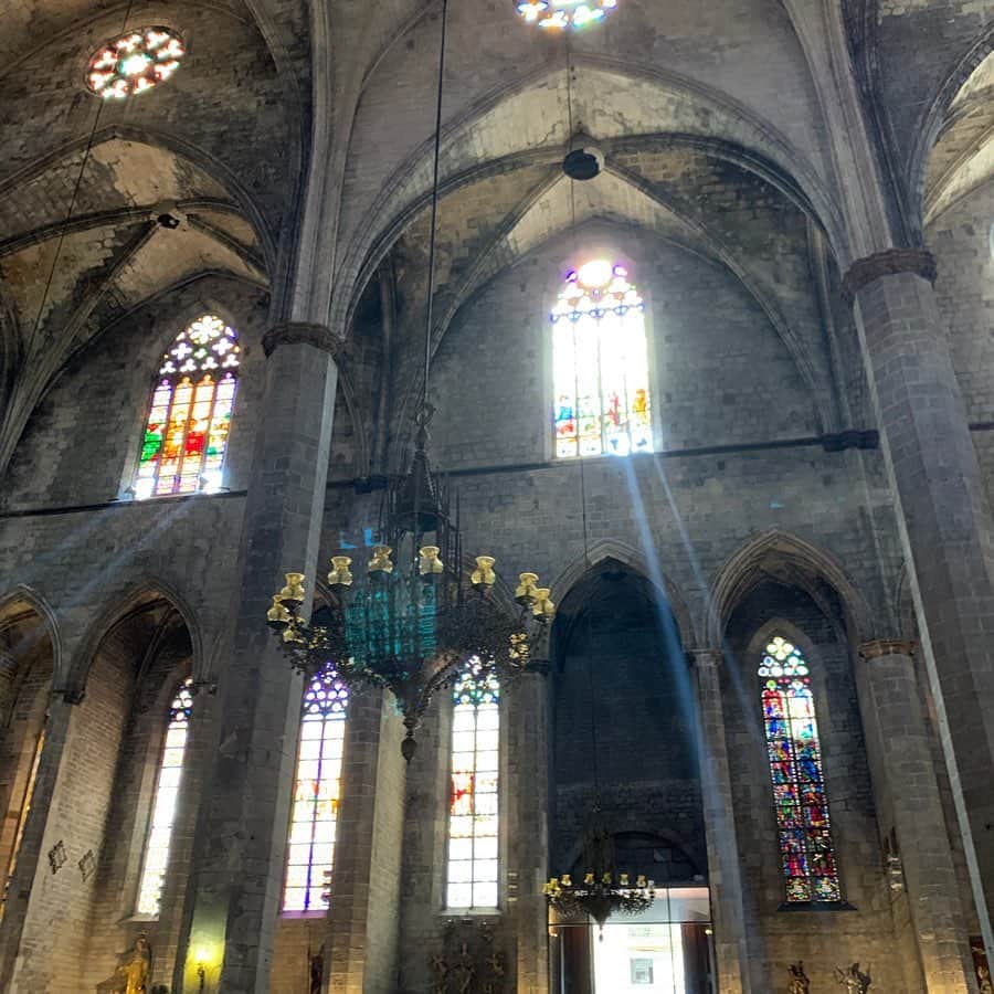 AYUMIさんのインスタグラム写真 - (AYUMIInstagram)「きれいなステンドグラスからの光💫 バルセロナに来られたことに感謝しました . . #スペイン🇪🇸 #バルセロナ #息子と2人旅」8月10日 9時04分 - ayumiayunco