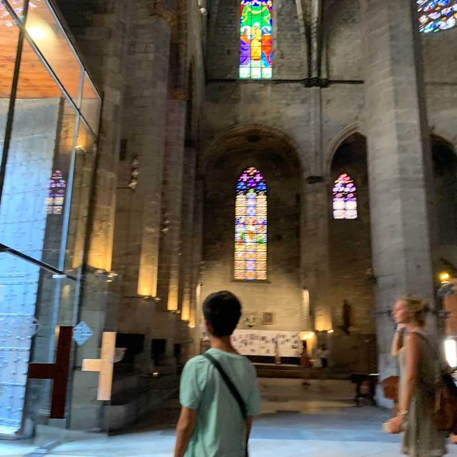AYUMIさんのインスタグラム写真 - (AYUMIInstagram)「きれいなステンドグラスからの光💫 バルセロナに来られたことに感謝しました . . #スペイン🇪🇸 #バルセロナ #息子と2人旅」8月10日 9時04分 - ayumiayunco
