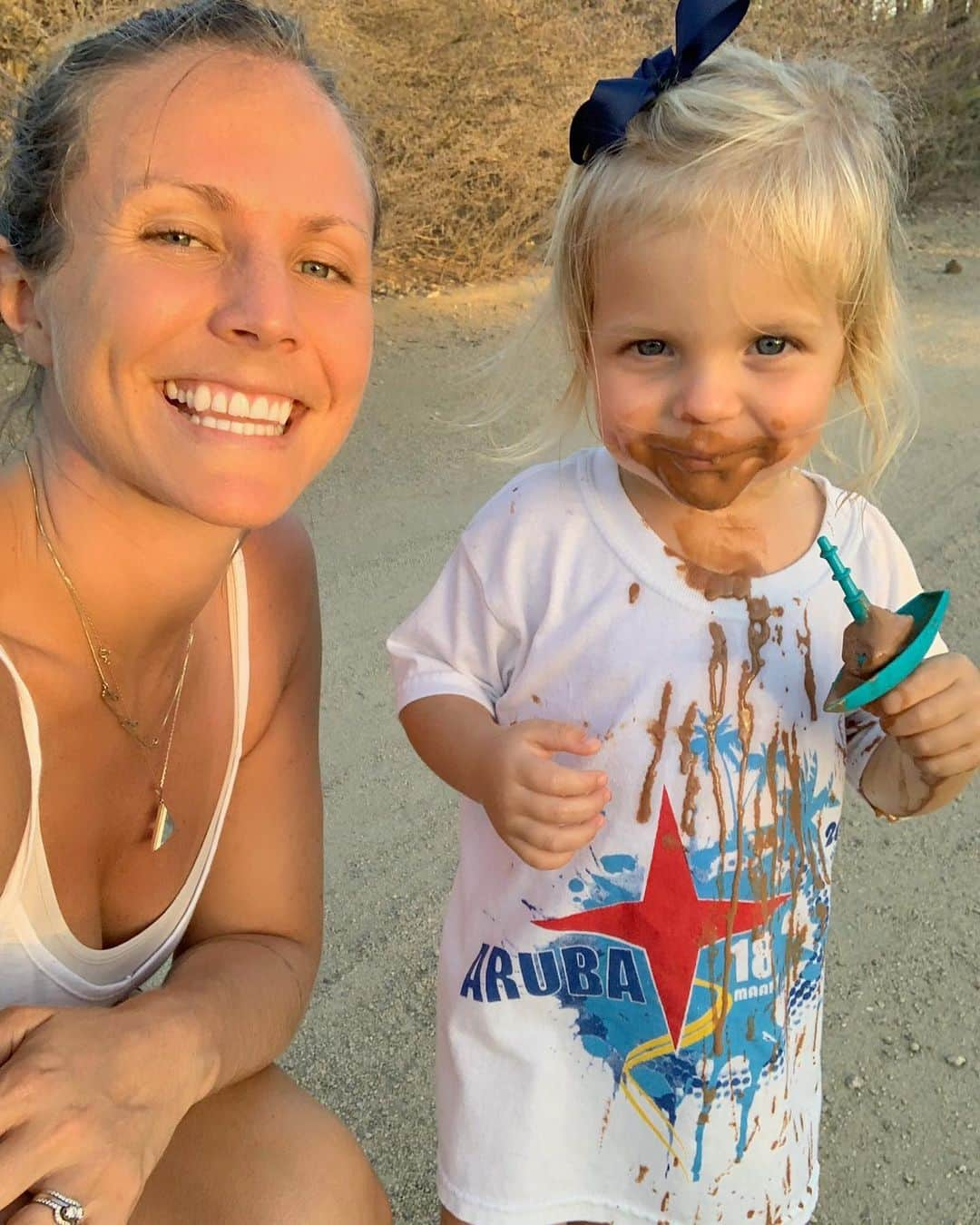 レイチェル・ブレイセンさんのインスタグラム写真 - (レイチェル・ブレイセンInstagram)「If you love chocolate ice cream raise your hand!!!🙋‍♀️Lea just devoured this as a healthy dessert while we walked the dogs after dinner. I make protein smoothies that I pour into popsicle molds every week and she loves them! This one is frozen banana, oat milk, pea protein, raw cacao and peanut butter. Tastes just like a peanutty chocolate shake except so good for you! Some of it made it into her mouth, I think😅 #veganbaby」8月10日 9時05分 - yoga_girl