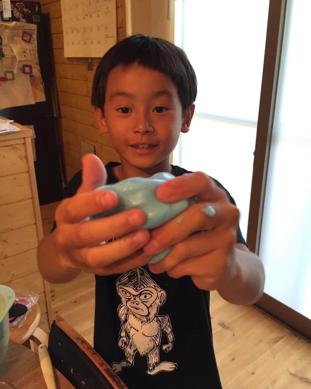 のインスタグラム：「スライム #自由研究 #1度目はyoutube見ながらやって失敗 #2度目は本を見ながらやって成功 #めっちゃ喜んでた #スライム #スマイル」