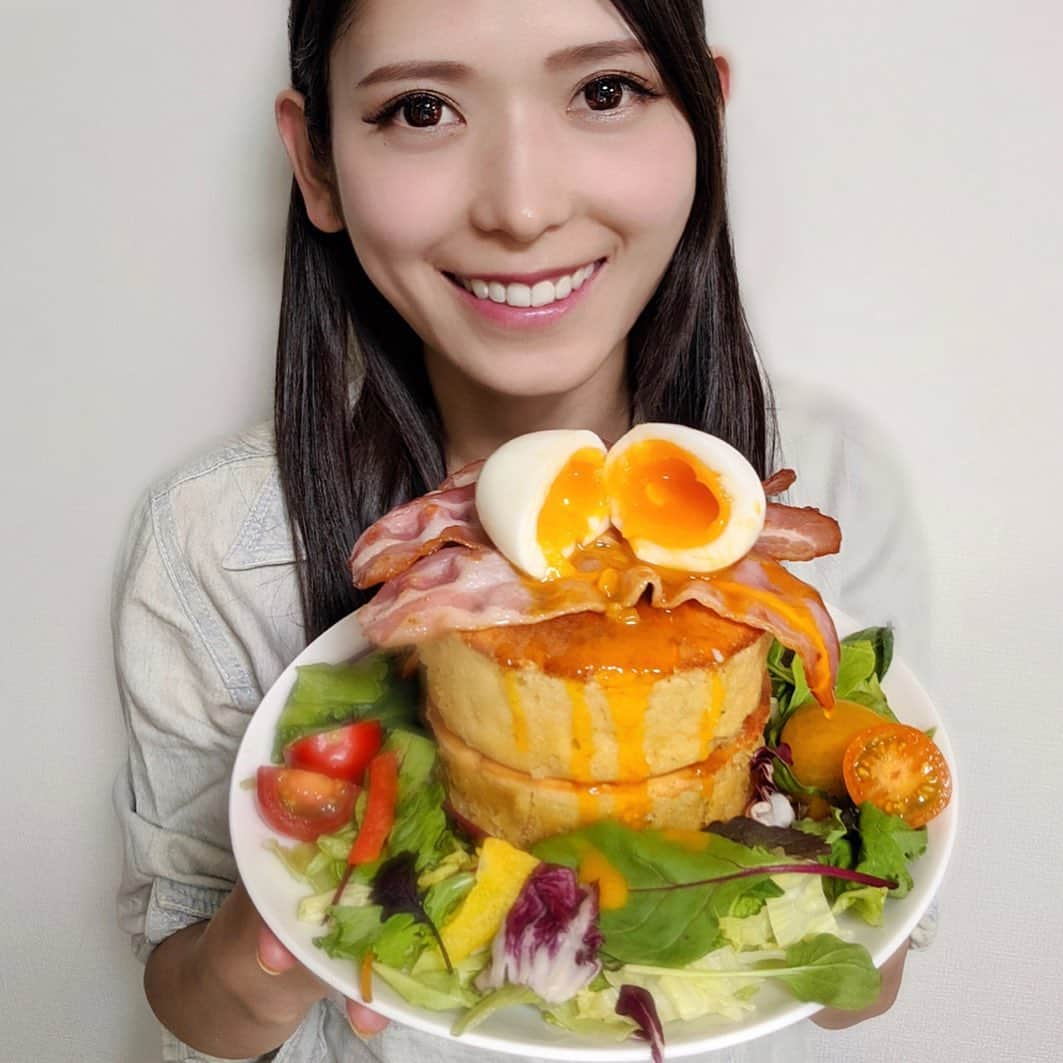 大見さなえさんのインスタグラム写真 - (大見さなえInstagram)「おかずパンケーキ作ってみた☺️🥞﻿ スイーツライターはなともさん監修の﻿ パンケーキミックス粉(*´꒳`*)💓﻿ ﻿ ベーコン×半熟玉子×パンケーキが相性抜群🤤🥞！！﻿ チーズが入ってあるから、﻿ おかずパンケーキとしてまとまりがある(*^^*)❣️﻿ ﻿ 国産小麦&国産全粒粉で安心安全♪﻿ 簡単に作れて、使い切りできるのが嬉しい☺️🌸﻿ ﻿ パンケーキ粉はeggg cafe小平本店で1袋350円で販売✨﻿ eggg cafeのネット販売も開始したそう😳🥞🎊﻿ ﻿ そしてはなともさんパンケーキガイド本の﻿ "スイーツ男子はなとものＩ love パンケーキ"は﻿ 行きたいお店が増える飯テロ本🤤🥞﻿ ﻿ 大人な味のパンケーキと、スイーツ好きにはたまらない本だった🙈💓﻿ ﻿ #はなとも監修パンケーキミックス粉 ﻿ #はなとも さん #スイーツライター #甘党﻿ #パンケーキ #パンケーキミックス粉﻿ #料理 #スイーツ #スイーツ作り #sweets」8月10日 9時16分 - tabe_megumi