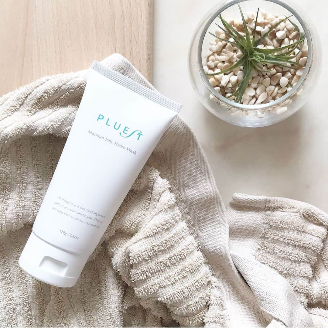 のインスタグラム：「_______ Mannan Jelly Hydro Wash ✔️ . 最近使い始めた洗顔料 @pluest_official . 誌面で”保湿剤で洗顔”というフレーズを見かけてから、 ずっと気になっていました。 . ようやく手に取り、その使い心地に感動。  洗顔方法、洗い上がり共に 好みの洗顔料に出会えました。 . オススメポイントは、 ✔︎15項目の無添加をクリア ✔︎100%天然由来のマンナンスクラブを使用 (赤ちゃん用スポンジにも使われるこんにゃくいもが由来) ✔︎医療現場で用いられる ※湿潤療法 をもとに作られている (※湿潤療法  患部を潤すことで自己治癒能力を高め、傷口の治癒に繋げる療法) . 洗顔後にローションがグイグイ入っていく感覚もあって、 すっかりお気に入りに。 これはおそらくリピートすると思います。 . 洗顔やクレンジングによる落としすぎは 肌に必要な水分まで奪ってしまい、 あらゆる肌トラブルの原因になりかねない。 . これは水分を与えてくれる洗顔料。 ぜひ使ってみてほしいです。 . プラザで気軽に買えますよ😊 . . #プルエスト #pluest #マンナンジェリーハイドロウォッシュ #洗顔料 #乾燥肌対策 #ドクターズコスメ #プラザ #plaza .」
