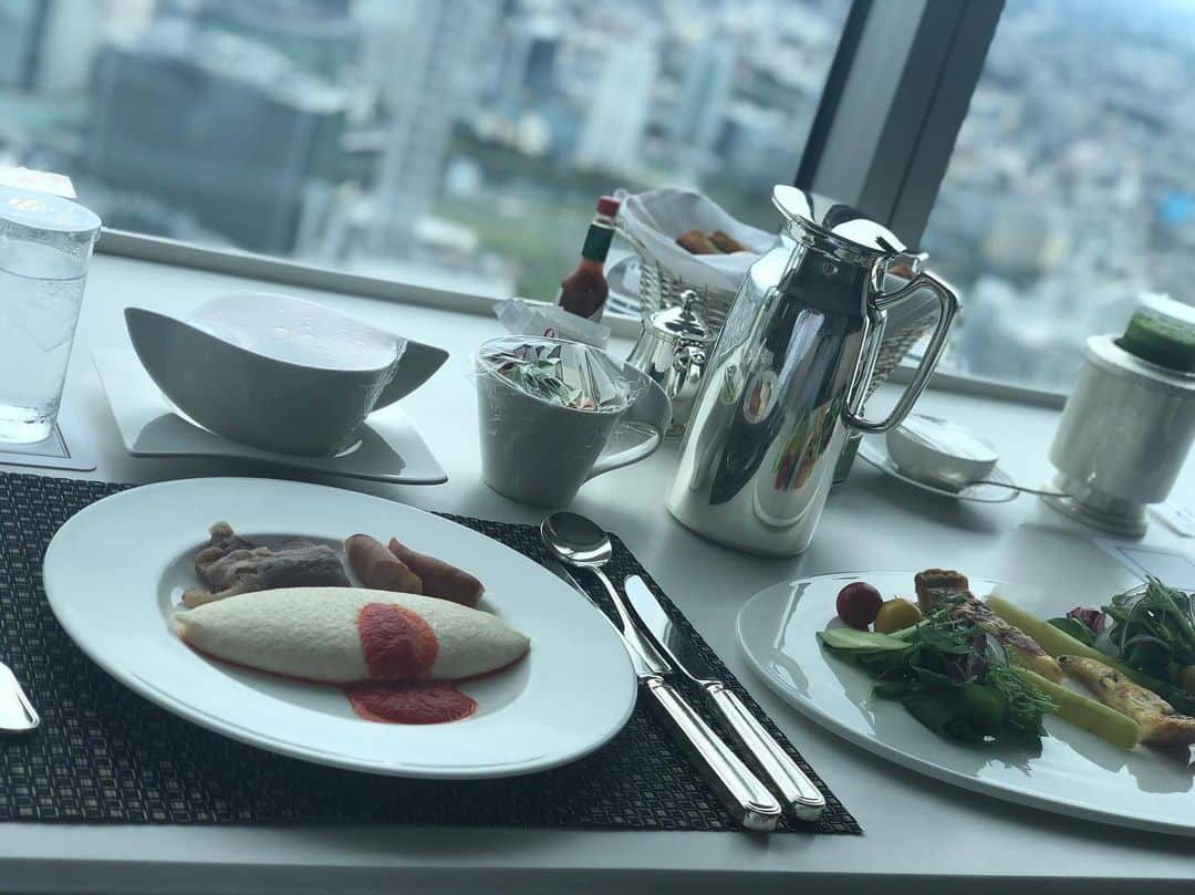 岩﨑名美さんのインスタグラム写真 - (岩﨑名美Instagram)「morning☀️🍽 たまの贅沢で、朝ごはん巡りにハマってます☺︎ メイクもせず、ゆっくりご飯するのが至福です💯（笑）  #breakfast  #ロイヤルパークホテル横浜」8月10日 9時17分 - nami_iwasaki