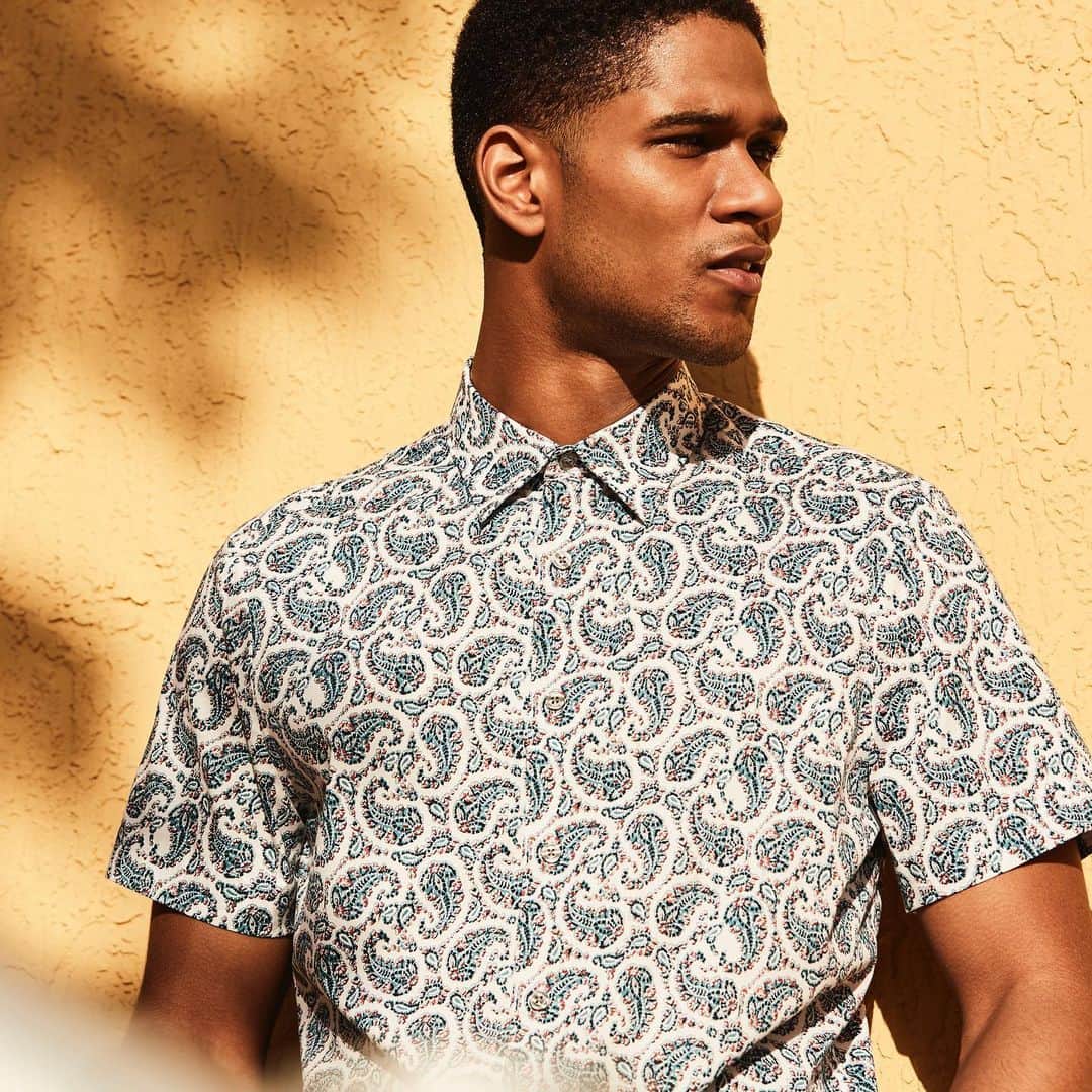 ペリーエリスのインスタグラム：「Ready for the weekend in our Organic Paisley Print Shirt. Tap to shop. #PerryEllis #LifeReadySince1976」