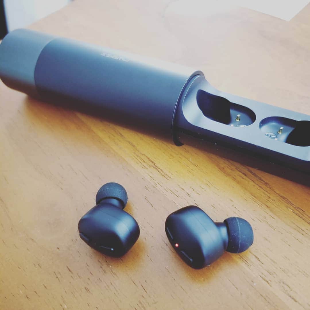 山下晃和さんのインスタグラム写真 - (山下晃和Instagram)「【LIFE】ガジェット類はオウルテックのモノが好きで、防水Bluetoothスピーカー、USBケーブル、フローティング防水スマホケースなどたくさん持っているのですが、Instagramのキャンペーンで応募したら、SAMU-SE03が当たった！  サウンドも良いし、何より使い方が簡単でシンプル  オウルテック製品は何よりタフなモノが多いから気に入っていて ハードなアウトドアアクティビティやアウトドアトラベルで使うことがメインなので、耐久性があって壊れないというのは最低条件  買っても9,482円だそう、わりとお手頃！  またGYMでのワークアウトが楽しくなっちゃう  主に聴くのはHIPHOP  最近はROD WAVEが気分  #オウルテック #owltech #outdoor #tough #高耐久性 #travel #SE03 #gear #キャンプ #アウトドア #RUN #人間工学に基づいた設計だそう #自然に耳にくっつくね @owltech0303」8月10日 9時21分 - travel_akikazoo