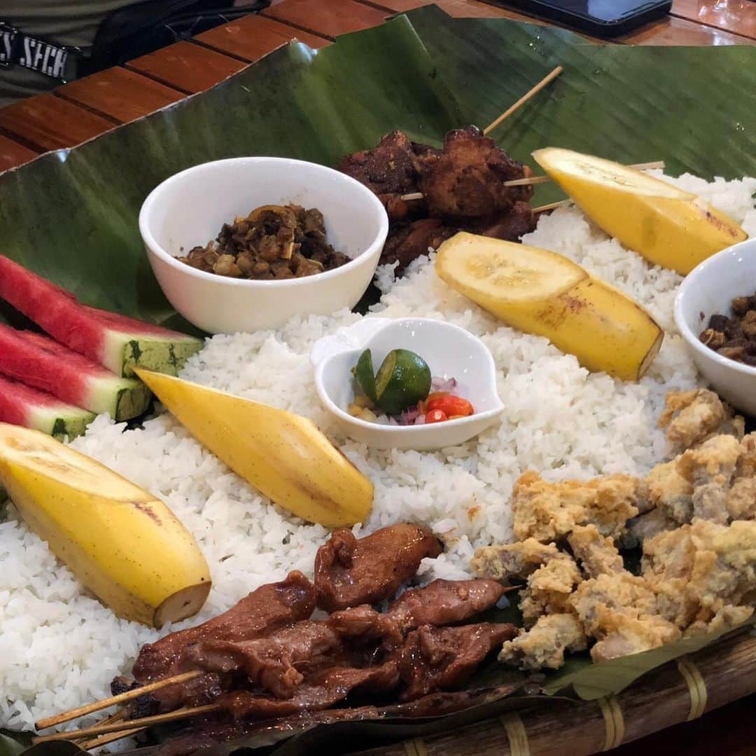ETHOSさんのインスタグラム写真 - (ETHOSInstagram)「こんにちはエトスのKanです🌟  セブ島に来たら楽しんで貰いたいのが「フィリピン料理」  おすすめのフィリピン料理はたくさんあるのですが、今日は一つ「ブードルファイト」について紹介します🇵🇭 ・ ・  バナナの葉っぱに、食材を載せて食べる手で食べる事を「ブードルファイト＝軍隊式の食べ方」と言います。  戦争中や訓練中に森のなどで、バナナの葉っぱを引いて食事したのがはじまりと言われています。  ブードルファイトじゃなくても フィリピンでは手にビニール袋をはめて食事をする事もあり🤣  現地の人は上手に手で食べているが、正直最初は難しいです。笑  フィリピンのレストランにはブードルファイト可能な所もあるので、是非😊 ・ ・ ・ ・ この投稿が役に立った！と思ったら、いいね！をお願いします😆😆 ↓ @ethos_cebu ・ ・ ・ #セブ島 #セブ #フィリピン #ワーホリ #ワーキングホリデー #留学  #セブ島留学 #フィリピン留学 #ホームステイ #海外留学 #語学留学 #短期留学 #ワーホリ生活 #留学中 #留学準備  #セブ留学 #セブ島生活 #セブ生活 #フィリピン生活 #東南アジア旅行 #マクタン島 #留学したい人と繋がりたい #社会人留学 #ワーホリしたい #セブ島旅行 #長期留学  #オーストラリア留学 #イギリス留学 #アメリカ留学」8月10日 9時22分 - ethos_cebu