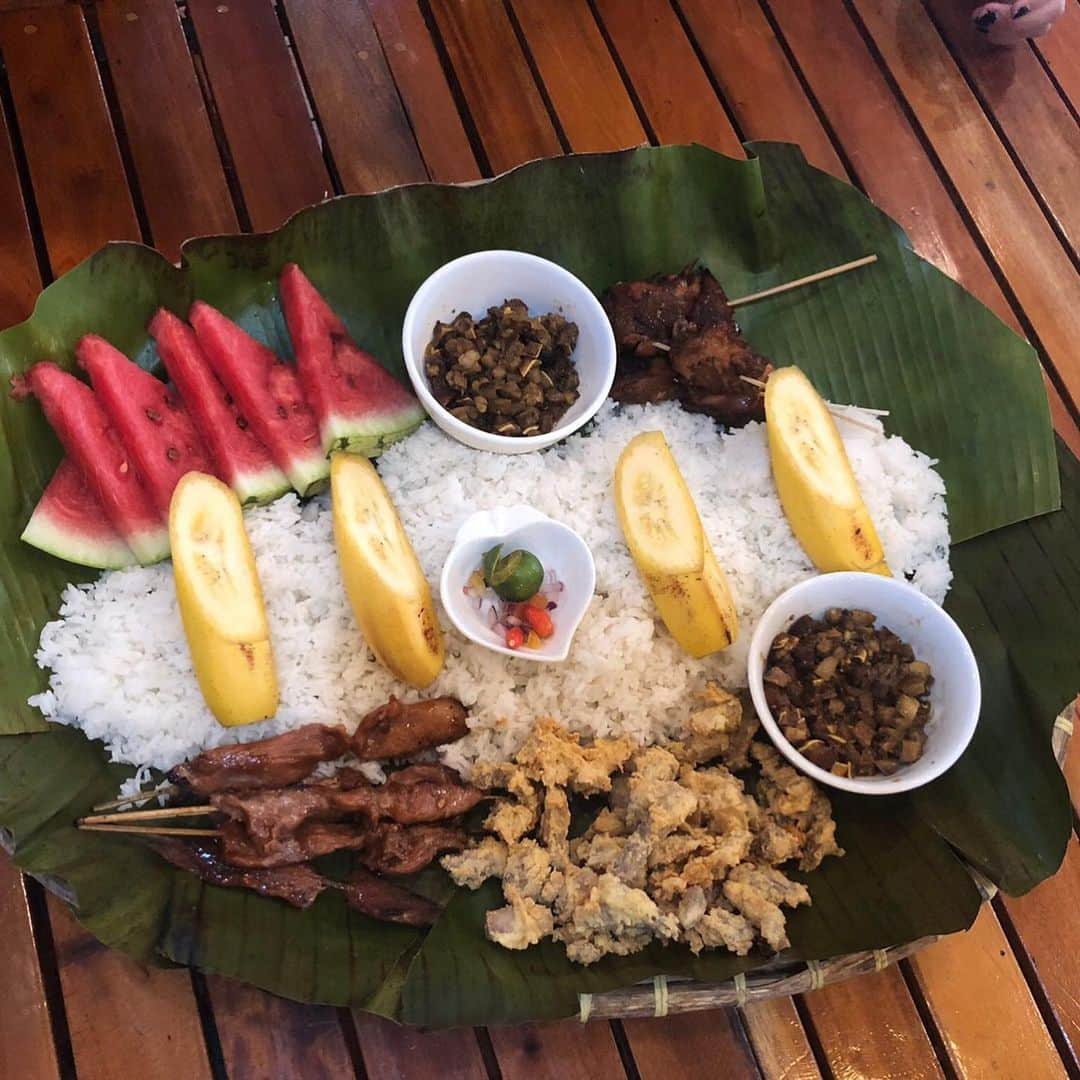 ETHOSさんのインスタグラム写真 - (ETHOSInstagram)「こんにちはエトスのKanです🌟  セブ島に来たら楽しんで貰いたいのが「フィリピン料理」  おすすめのフィリピン料理はたくさんあるのですが、今日は一つ「ブードルファイト」について紹介します🇵🇭 ・ ・  バナナの葉っぱに、食材を載せて食べる手で食べる事を「ブードルファイト＝軍隊式の食べ方」と言います。  戦争中や訓練中に森のなどで、バナナの葉っぱを引いて食事したのがはじまりと言われています。  ブードルファイトじゃなくても フィリピンでは手にビニール袋をはめて食事をする事もあり🤣  現地の人は上手に手で食べているが、正直最初は難しいです。笑  フィリピンのレストランにはブードルファイト可能な所もあるので、是非😊 ・ ・ ・ ・ この投稿が役に立った！と思ったら、いいね！をお願いします😆😆 ↓ @ethos_cebu ・ ・ ・ #セブ島 #セブ #フィリピン #ワーホリ #ワーキングホリデー #留学  #セブ島留学 #フィリピン留学 #ホームステイ #海外留学 #語学留学 #短期留学 #ワーホリ生活 #留学中 #留学準備  #セブ留学 #セブ島生活 #セブ生活 #フィリピン生活 #東南アジア旅行 #マクタン島 #留学したい人と繋がりたい #社会人留学 #ワーホリしたい #セブ島旅行 #長期留学  #オーストラリア留学 #イギリス留学 #アメリカ留学」8月10日 9時22分 - ethos_cebu
