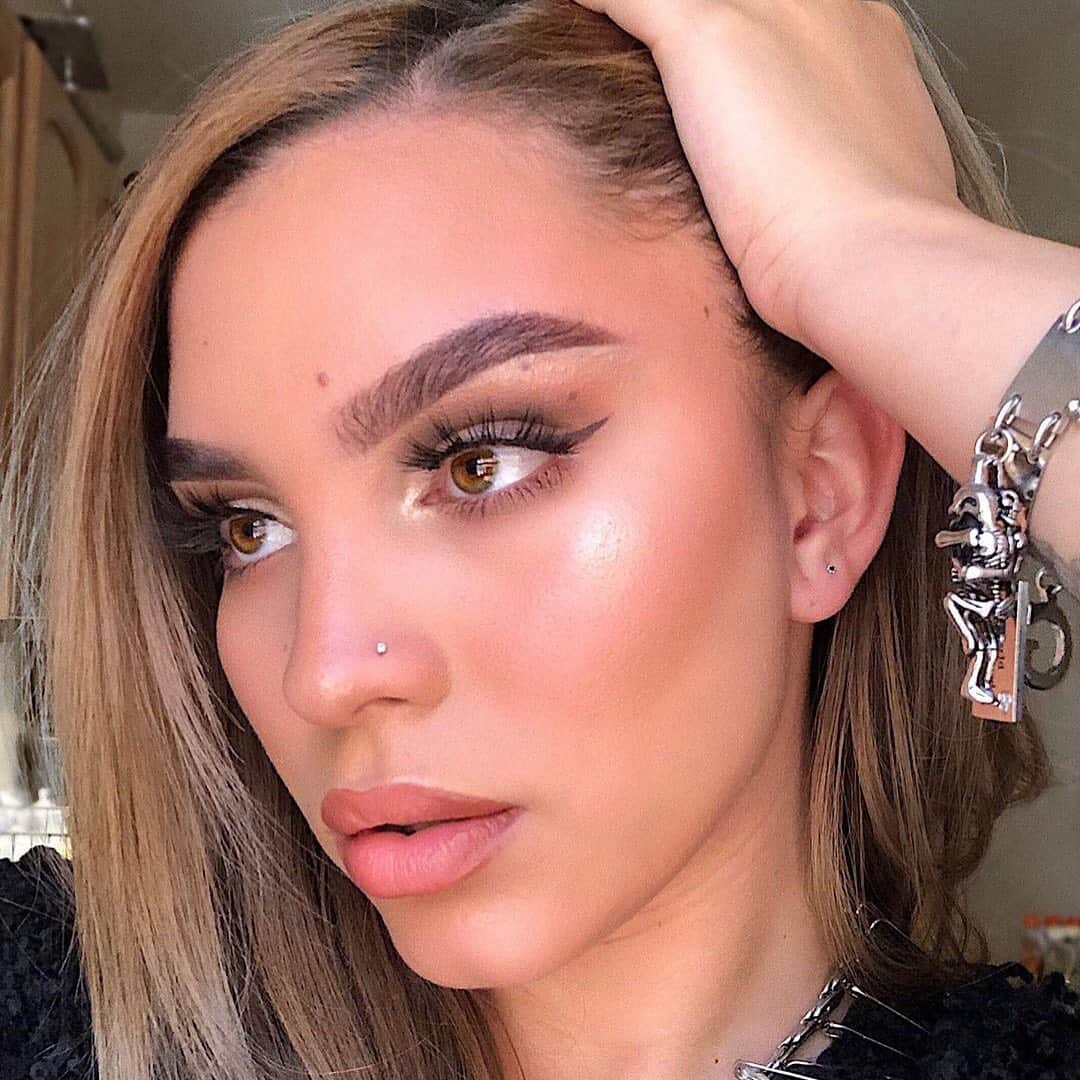 Benefit Cosmeticsさんのインスタグラム写真 - (Benefit CosmeticsInstagram)「Strong brows make strong gals 💪💕 @gemsrodri sculpts her #benefitbrows with #preciselymybrowpencil in shade 5 and sets them with #24hrbrowsetter! #regram #friendswithbenefit」8月10日 9時23分 - benefitcosmetics