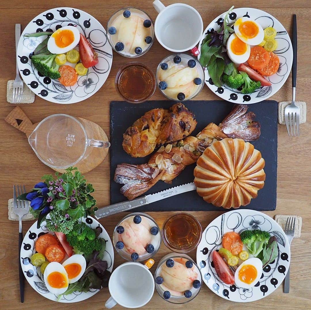 のインスタグラム：「あさごはん ・ ・ 今朝は #boulangeriepatisserietraiteuradachi (長さよ😂)のパンで朝ごパン✨ 昨日は友人に会いに行くついでに 大好きなアダチさんに寄ってパン購入♪♪ やっぱり美味しいパン✨ 具材がみちみちに詰まっているものも ふわふわ系もデニッシュもどれも最高でした ・ 夫が某テーマパークの予約にご執心で😂 コーヒーは後淹れ☕️ ・ ・ 夏休みも折り返し 今日は長女の夏休みの宿題一気に進めさせねば〜💪 2019.8.10」