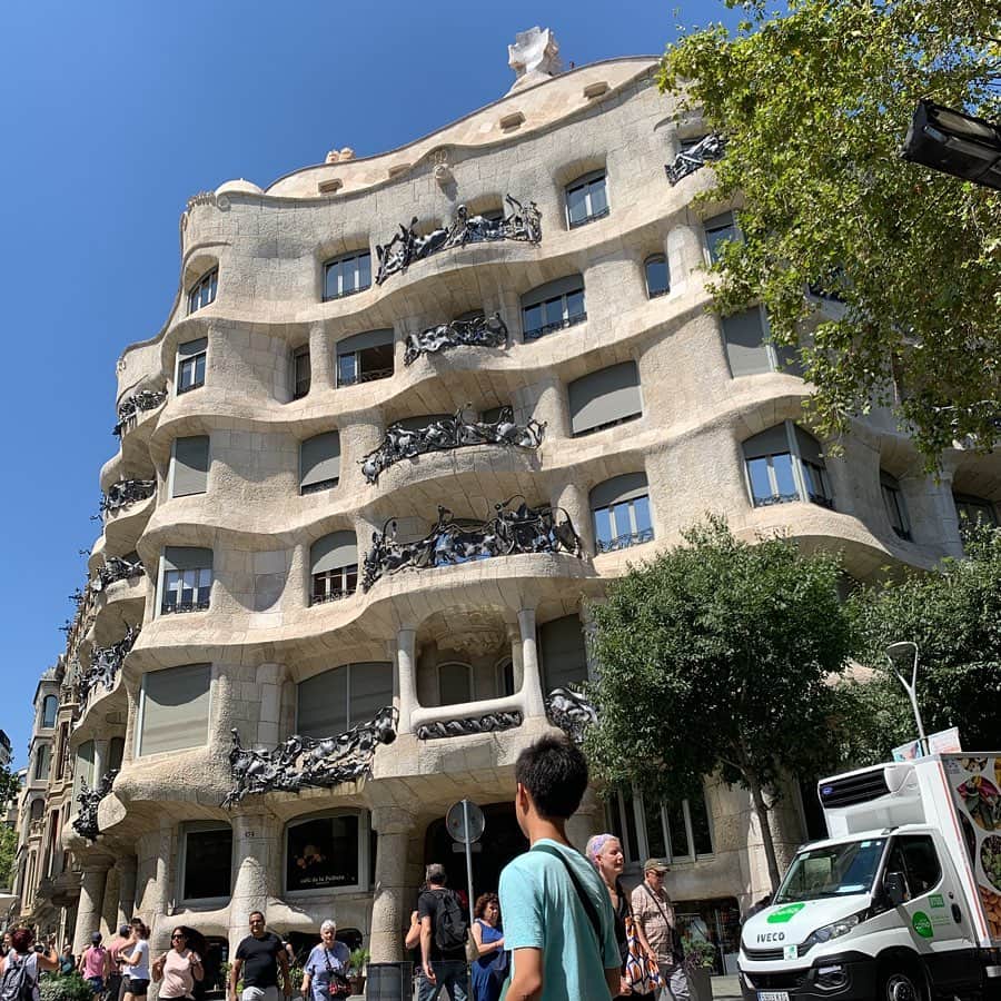 AYUMIさんのインスタグラム写真 - (AYUMIInstagram)「ガウディが手がけた邸宅建築の カサ.バトリョとカサ.ミラ。 バルセロナのまちは歴史ある建物がたくさん✨ . . #スペイン🇪🇸 #バルセロナ #息子と2人旅」8月10日 9時37分 - ayumiayunco