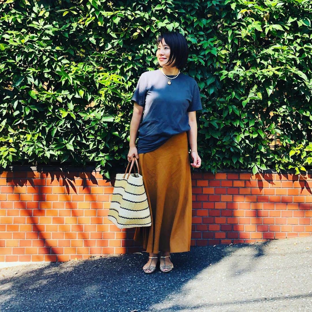 望月律子さんのインスタグラム写真 - (望月律子Instagram)「リネンスカート☺︎❤︎ サラッとして涼しいリネンスカート。 と言いながら実はリネン20%なのでリネンの風合いは楽しみつつシワになりにくいのも良いところ。 #リネン #シワもリネンの味 #とはいいながら #やっぱりシワが気になるし #これくらいが丁度いい☺︎」8月10日 9時46分 - ritsukomochizuki