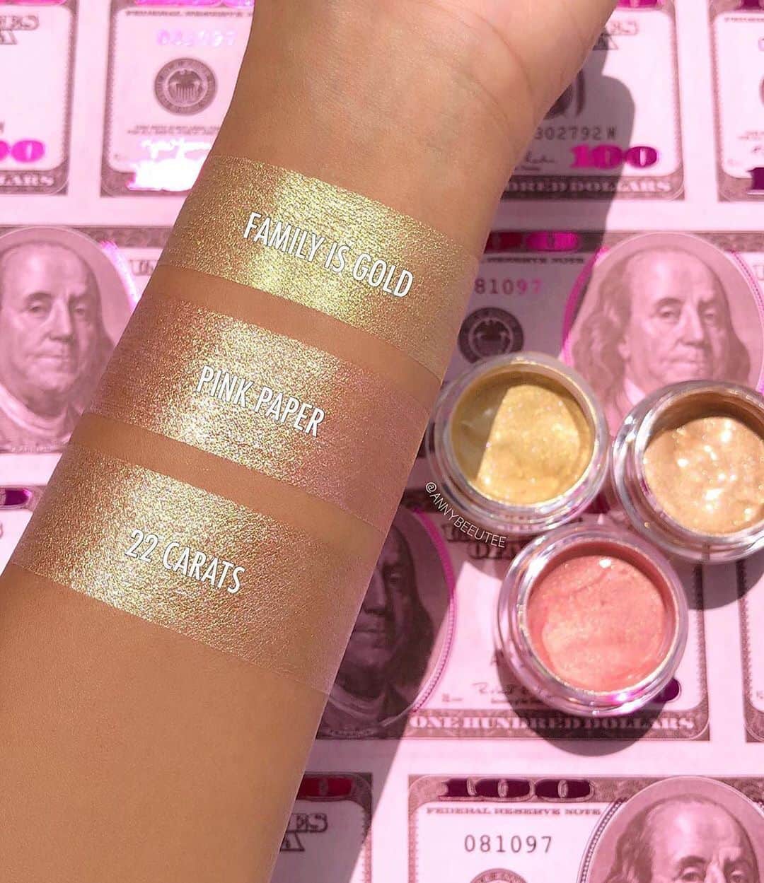 Kylie Cosmeticsさんのインスタグラム写真 - (Kylie CosmeticsInstagram)「JELLY KYLIGHTERS 💗✨ our new high shine formula is lightweight and packed with a concentrated blend of illuminating pearls 💫 mix into your foundation or wear it as a highlighter! available in 3 gorgeous shades tomorrow 9am pst on KylieCosmetics.com 💸 #Birthday2019 📸 by @annybeeutee」8月10日 9時46分 - kyliecosmetics