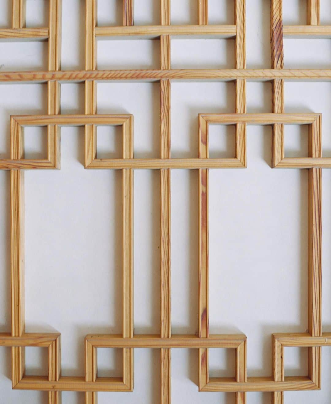 Veronica Halimさんのインスタグラム写真 - (Veronica HalimInstagram)「Saturday inspiration — Beautiful geometric lines covered with hanji (traditional paper) found on Hanok (traditional Korean house) door frame. — #truffypi #truffypitravel #truffypiinspiration #hanok #korean #seoul #hanji #geometric #pattern #design #architecture #shopfront #doorframe #interiordesign #saturdayinspiration」8月10日 9時38分 - truffypi