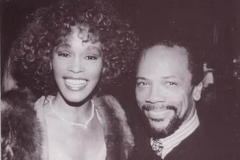 クインシー・ジョーンズさんのインスタグラム写真 - (クインシー・ジョーンズInstagram)「One of the most beautiful souls…I’ll never forget receiving the Songwriter’s Lifetime Achievement Award from Whitney in 1989 ➡️ & then Whitney later received my 1998 Quincy Jones Award for Outstanding Achievements at the Soul Train Awards ➡️ (presented by my other sister from anotha mista, @whoopigoldberg)...It was absolutely beautiful to share these onstage moments with you, Whitney, but it was even more special to share a friendship. I’ll forever wish we had gotten around to doing the album we were planning to do when you were 16, but it will always be an honor to have had you in our lives. Happy Birthday < 3」8月10日 9時39分 - quincyjones