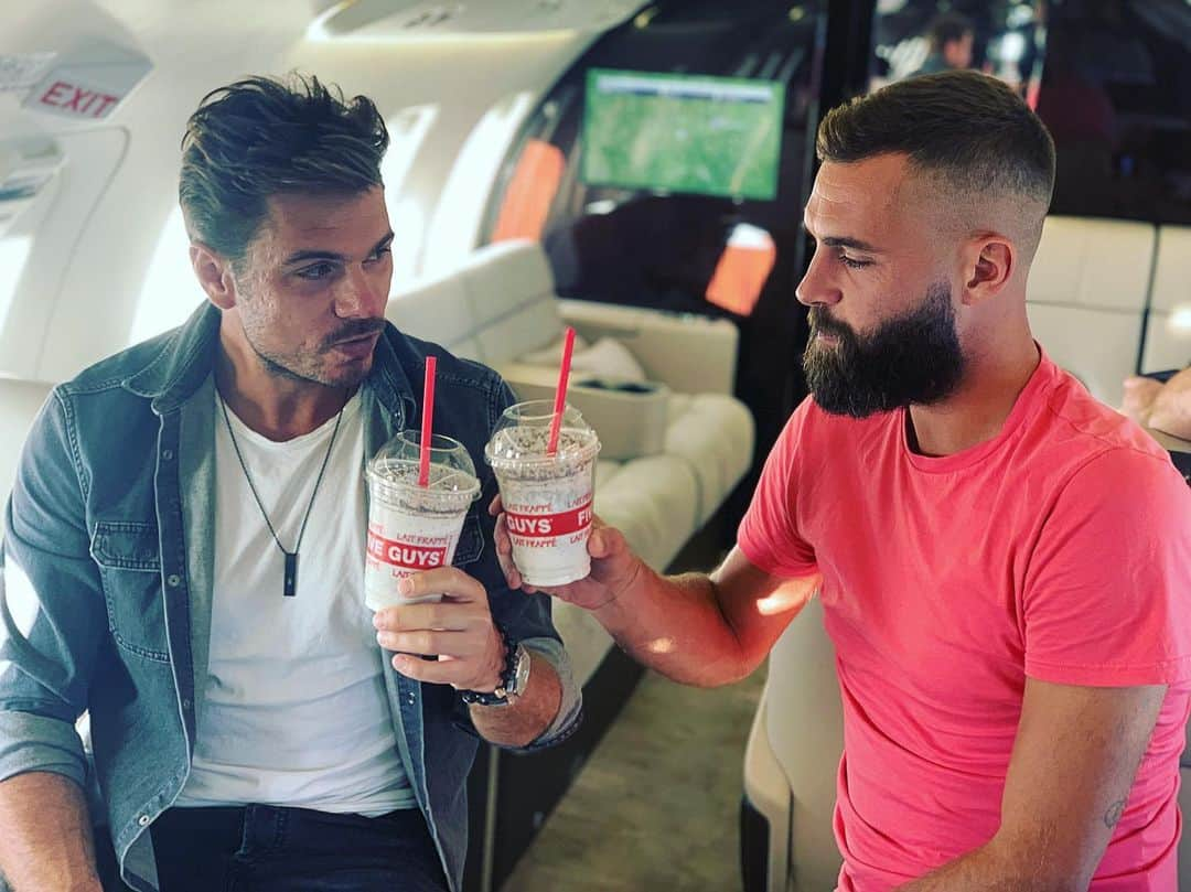 ブノワ・ペールさんのインスタグラム写真 - (ブノワ・ペールInstagram)「The two guys who needed FIVE GUYS 🥤🤷🏻‍♂️ #doubletrouble #friends #milkshake #brothersintheair」8月10日 9時43分 - benpaire