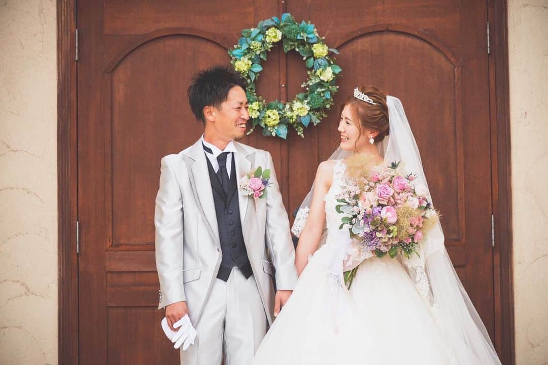 Villas des mariages TAKASAKIさんのインスタグラム写真 - (Villas des mariages TAKASAKIInstagram)「. . お2人ではにかみ合うお写真♡ . 綺麗だね！今日は宜しくね！とお話ししながら 素敵で自然な表情のお写真を是非残しましょう🌟 . . ヴィラデマリアージュ #takasaki #群馬 #結婚式場 #式場見学  #式場探し #卒花嫁 #プレ花嫁  #花嫁diy #新郎新婦 #beauty  #wedding #ブライダル  #ウェディングプランナー  #プランナーで選ぶ結婚式  #コンセプトウェディング  #グリッド投稿 #ブライダルフォト  #結婚式 #結婚式準備 #ヴィラマリ花嫁 #2019夏婚 #挙式 #披露宴 #コーディネーター #ブランシュフォト  #ウェディングドレス #花嫁ヘア #結婚式コーデ  #weddingname #bonmariage」8月10日 9時54分 - villas_des_mariages_takasaki