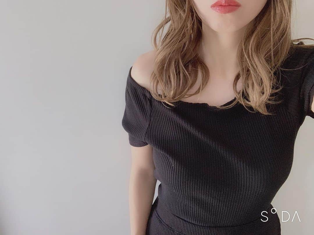 ryuu79hinaのインスタグラム：「#ootd ・ ・ ブラックな日🖤 上下リブ合わせでセットアップ風 ・ ・ ━━━━━━━━━━━━━━━ 👕・#AZULbymoussy 👖・@uniqlo ・ ・ 今日は休憩なしで7時まで忙しい💦 頑張る～⤴︎ ⤴︎⤴︎」