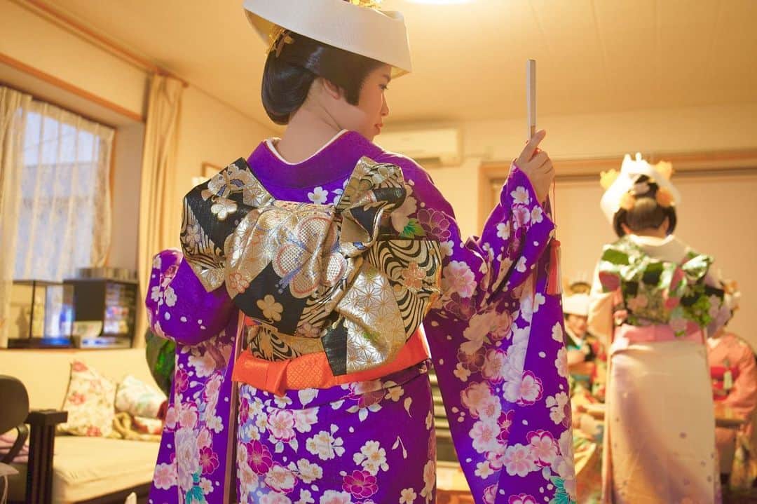 東北女子さんのインスタグラム写真 - (東北女子Instagram)「. #会津田島祇園祭　 ①花嫁行列 遊行篇 華麗的新娘遊行，目的是為了將供奉給神明的酒、紅飯、鯖魚送進神社，但近年來了遊行本身已成了祭典中最眾所矚目的環節。 . 📍時程：每年7月22日至7月24日 📍遊行為第二天一早舉辦 📍地點：JR #会津田島駅 週遭 🙌最後一張：接受#NHK福島 採訪 . . #日本東北 #東北女子travel #福島 #南会津 #会津田島 #南會津 #會津 #東北之旅 #花嫁 #祗園祭 #祇園祭 #東北祭典 #福島觀光 #東北旅行 #福島旅遊 #福島旅 #七行器 #日本旅行 #行くぜ東北 #極上の会津 #ふくしまファンクラブ #fukushimacity #minamiaizu #fukushima #japankuru」8月10日 9時55分 - tohoku_girl_official