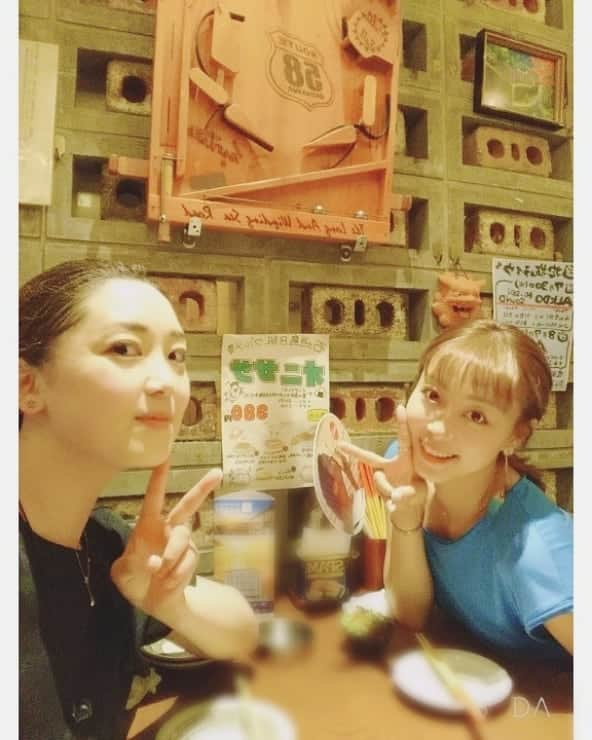 花陽みらさんのインスタグラム写真 - (花陽みらInstagram)「少し前に😍ひろみです！(#空乃みゆ)  WS終わりで、汗だくの私。 暑い…夏らしい所に行きたい！！ と沖縄料理やさんへ(笑) 海ぶとうみて…沖縄を感じ。。 ひろみが、スカイブルーの洋服着てくれてたおかげで さらに夏らしくなりました(笑)  みなさんも、暑さにまけず！！ 夏！まんきつしてくださぃね ＼(^^)／＼(^^)／ (あーしまったー沖縄へ行きたい欲、花火したい欲が上昇中😭✨✨) #いつもお洒落 なひろみです😍 #癒され#同期 #93期 #空乃みゆ  #沖縄旅行思い出  #友達へのお土産全てバスに忘れる  #母がさとうきびアイスにはまり取り寄せ続ける #アロエの刺身 に鳥肌がたつw  #花火 出来るところ探さなきゃ😁💨 にしても、、私の眉毛がないね…(笑)」8月10日 9時50分 - miku_hanahi