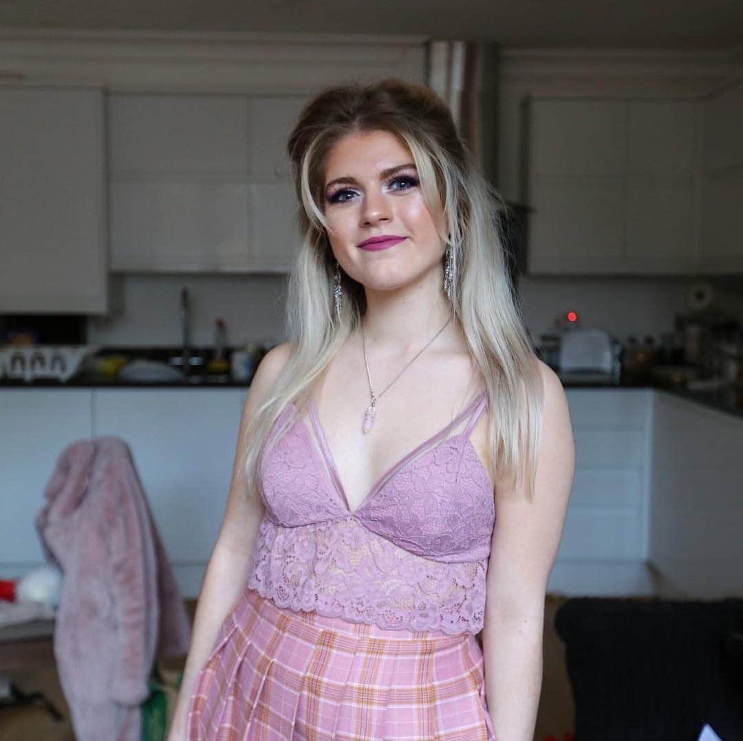 E! Onlineさんのインスタグラム写真 - (E! OnlineInstagram)「YouTuber Marina Joyce has gone missing after a similar incident happened three years ago that had fans conspiring that she was being held against her will (possibly by ISIS) or abusing drugs. Link in bio for the details. (📷: Instagram)」8月10日 9時52分 - enews