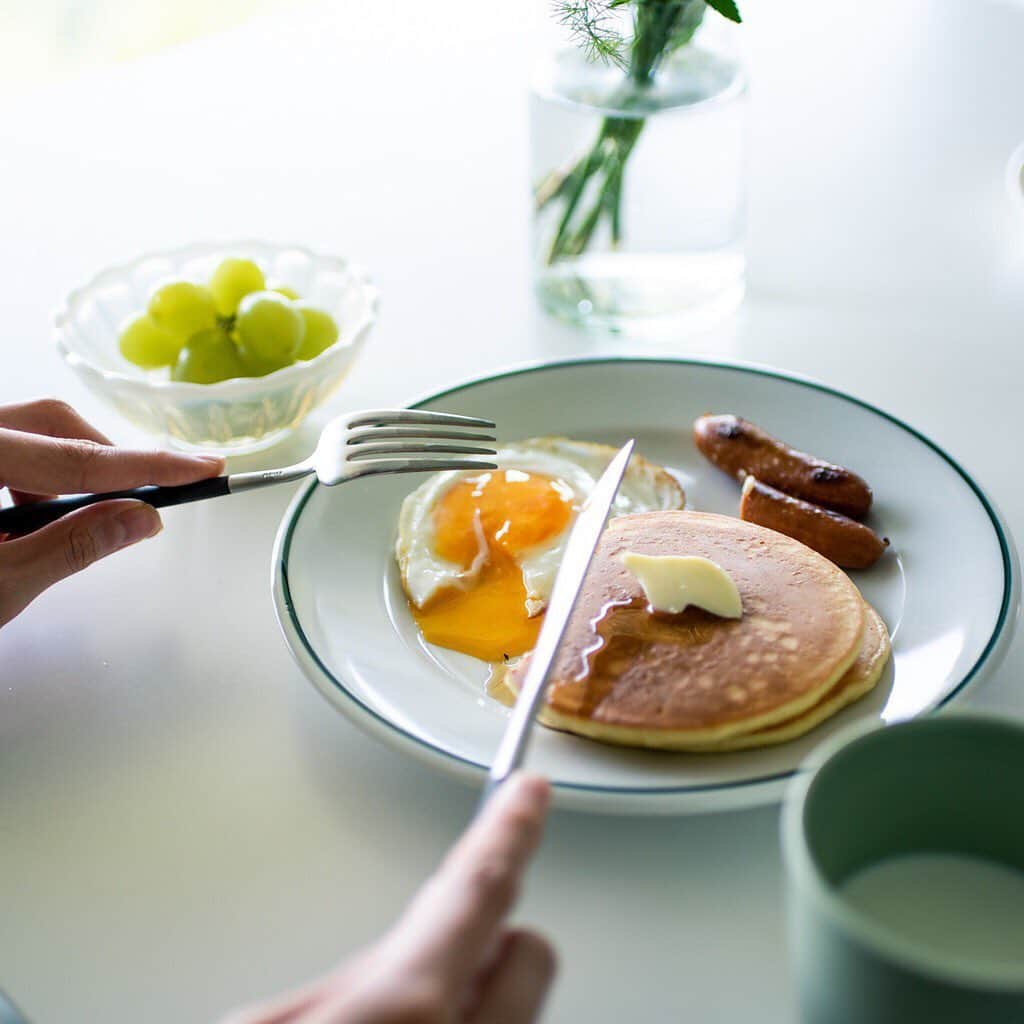 北欧、暮らしの道具店さんのインスタグラム写真 - (北欧、暮らしの道具店Instagram)「夏のテーブルをさわやかにしてくれる器たち、集めました。 . - - - - - - - - - - - - 休日の朝、いつもより時間があるから 朝ごはんを楽しもうかな。 . そんなとき、さわやかな器たちがあれば パンケーキと目玉焼きだけでも ワクワクできそうですね。 . メインのプレートは、 緑のラインが印象的な 「ポルバサル」のプレート。 . フルーツを載せているのは 「廣田硝子」の小皿。 . カトラリーはキリッとクールな 「Cutipol」。 . インテリアの模様替えも 新鮮な気持ちになりますが、 テーブルの模様替えも おうち時間を充実させてくれますよ♪ . - - - - - - - - - - - - Porvasal/ポルバサル/フラットプレート/24cm 廣田硝子/雪の花シリーズ/小鉢 Cutipol/カトラリー/GOA/ディナーフォーク、ディナーナイフ . ▶︎お買いものはプロフィールのリンクからどうぞ→@hokuoh_kurashi ・ ▶︎「北欧、暮らしの道具店」夏季休業のお知らせ . ＜休業期間＞ 8/10(土)〜8/15(木) . ご注文はお休み期間中も受け付けておりますが、商品の発送やお問い合わせへのご回答は8/16(金)以降となりますのでご了承くださいませ。 . #kitchen#kitchendesign#kitchenware#food#foodstagram#porvasal#cutipol#ポルバサル#クチポール#廣田硝子#テーブルコーディネート#キッチン#キッチン雑貨#食器#お皿#台所#ごはん#朝ごはん#ランチ#料理#パンケーキ#目玉焼き#シンプル#シンプルライフ#シンプルデザイン#暮らしを楽しむ#日々の暮らし#北欧#暮らし#北欧暮らしの道具店」8月10日 9時53分 - hokuoh_kurashi