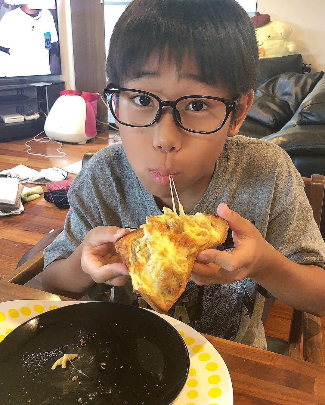 のインスタグラム：「【朝ご飯はグラタンパンです！】. . . . . . . . . 昨日カレーパスタグラタンだったので、朝はグラタンパンにしました😋😋😋. . . . . . . れんちび「うまい！」ってさ。チーズをのせて、隠し味にマヨネーズをのせました。. . . . . . . . 杏ちゃんはバターたっぷりがいいって。. . . . . . . シンプルがいいそうです。. . . . . #朝ごはん #グラタンパン #breakfast #gratin #bread」