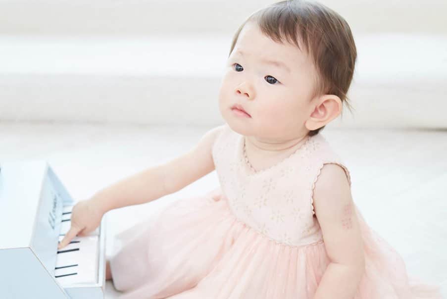 巴田みず希さんのインスタグラム写真 - (巴田みず希Instagram)「1歳お誕生日🎂🎉 ・ 真顔だけど、真顔ばっかだけど、それでも可愛く撮ってもらえた😚💕 ・ 身長と体重は一ヶ月前とほぼ変わらず、 76cm 8.5kg ・ お家でもピアノ弾かせてるから、おもちゃのピアノも弾いてくれたよ🎹 ・ 木のケーキ可愛い😍 ・ ・ ・ #たまひよ写真館 #1歳誕生日 #ケーキ #カリグラフィ #スタジオ撮影 #1stbirthday #お誕生日 #birthday #お出かけ #赤ちゃんとお出かけ #赤ちゃんと犬のいる生活 #赤ちゃんのいる生活 #1歳 #12monthsbaby #whatabeautifulday #育児 #子育て #幸せな時間 #30代初ママ #新米ママと繋がりたい #ママリ #女の子ママ #babygirl」8月10日 9時57分 - mizukitomoda