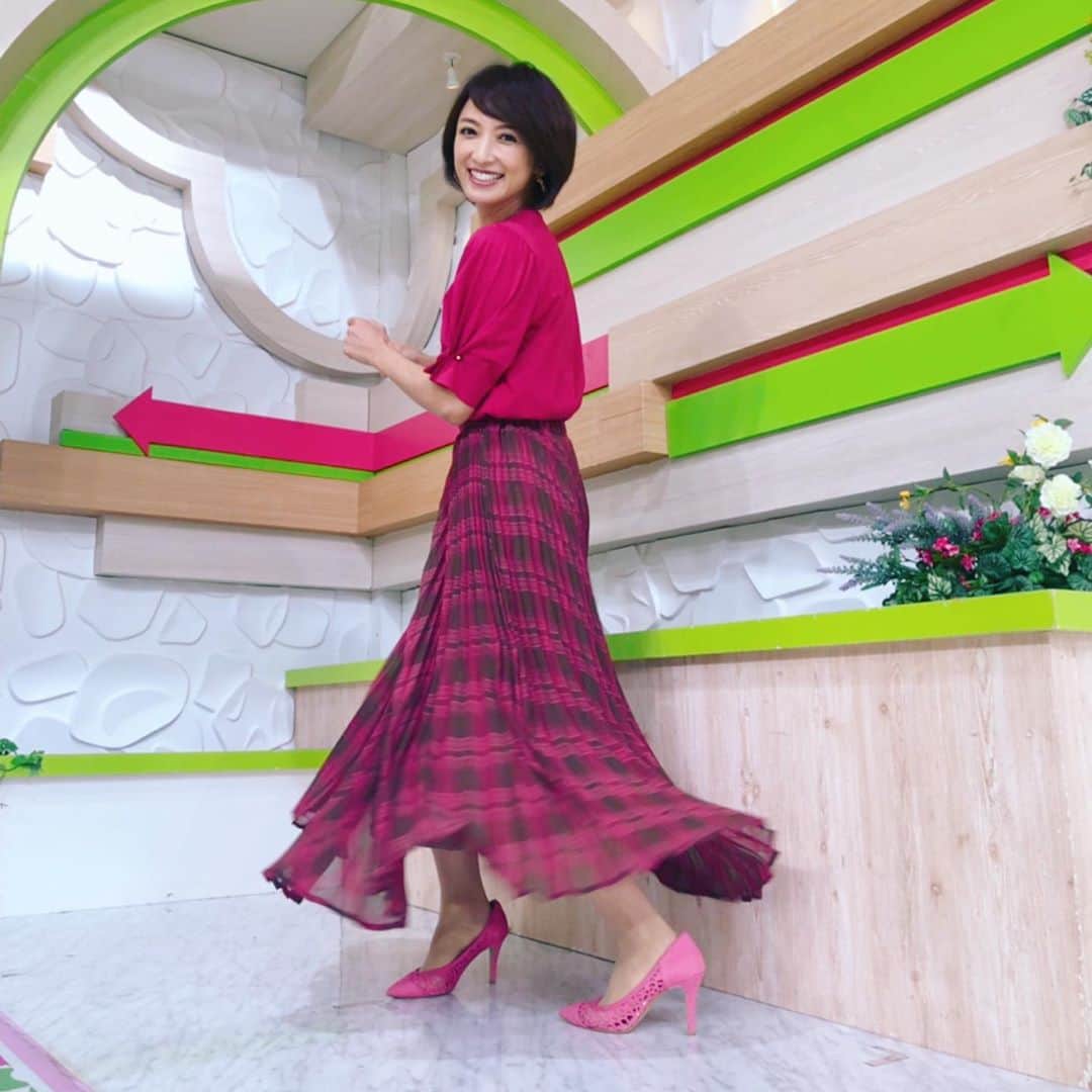 望月理恵さんのインスタグラム写真 - (望月理恵Instagram)「今日のズムサタの衣装 です。プリーツスカートが可愛く、広がりを表現したくて 2枚目動いてみました。」8月10日 9時57分 - mochiee28