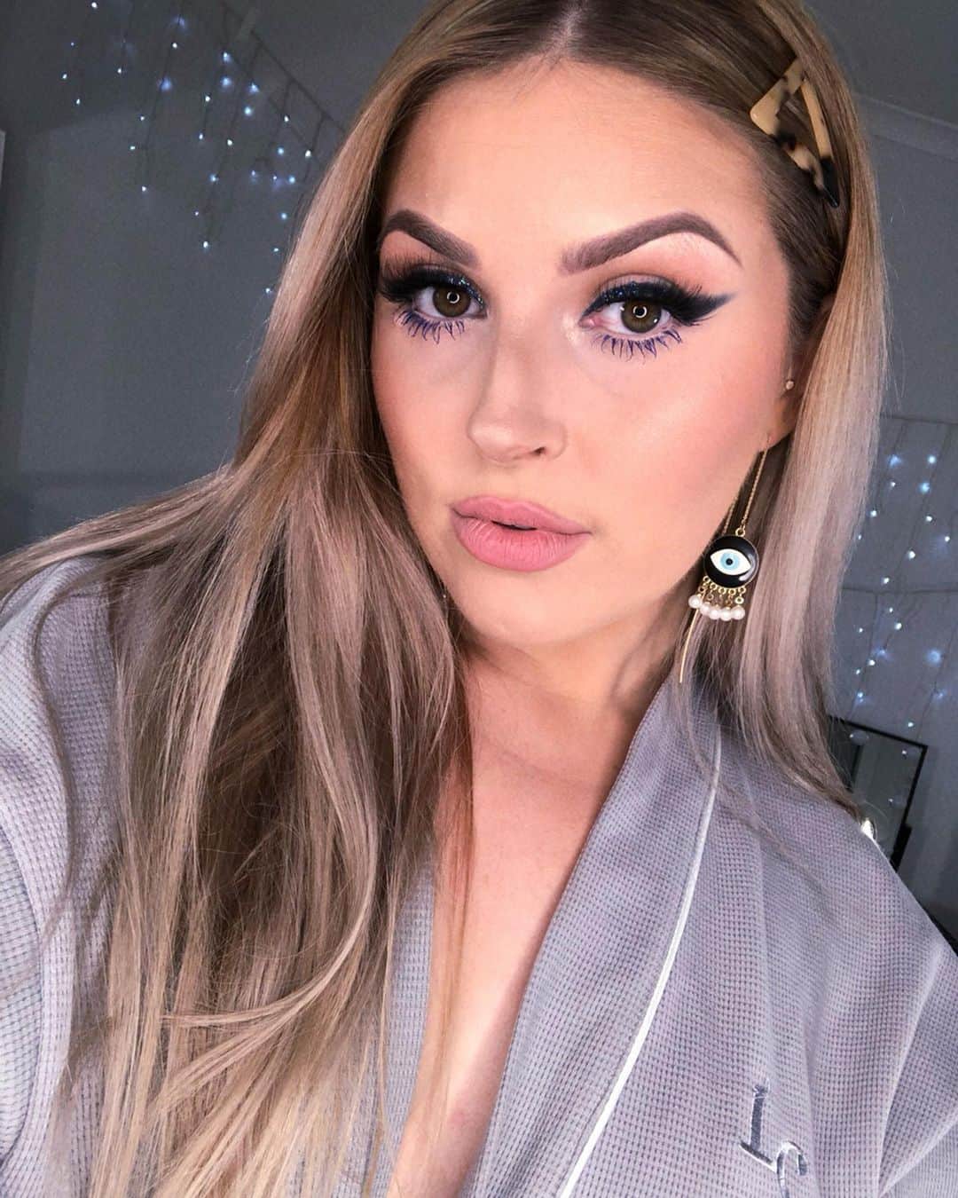 Shannonさんのインスタグラム写真 - (ShannonInstagram)「Indigo 💙 love Smokey liner so much... would you try it? 🥰 https://youtu.be/XfvWR0T8T4E」8月10日 10時12分 - shaaanxo