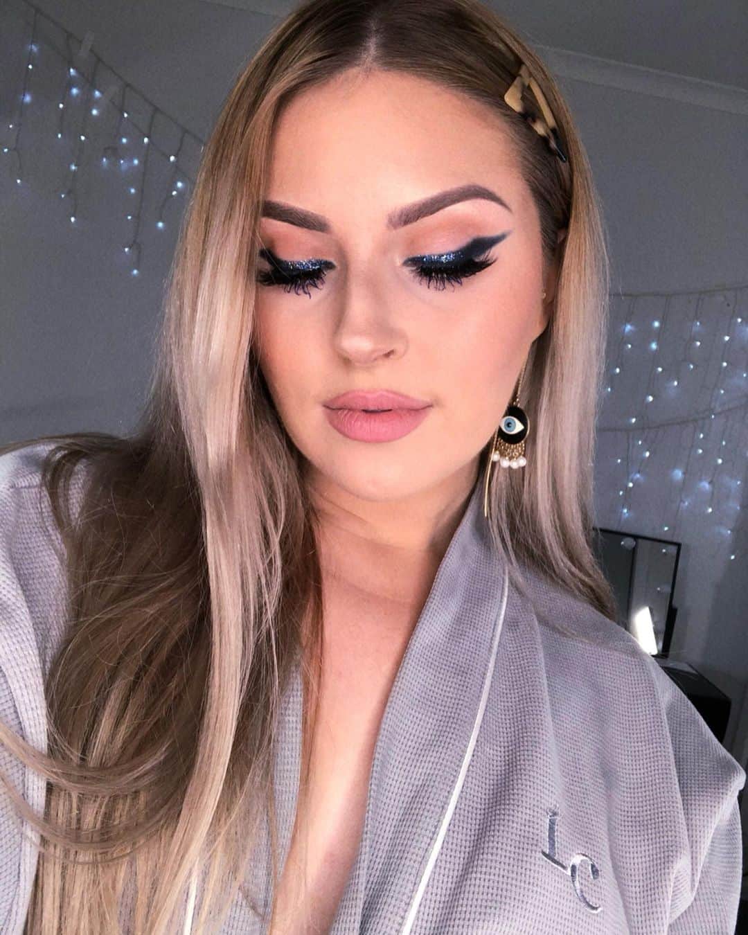 Shannonのインスタグラム：「Indigo 💙 love Smokey liner so much... would you try it? 🥰 https://youtu.be/XfvWR0T8T4E」