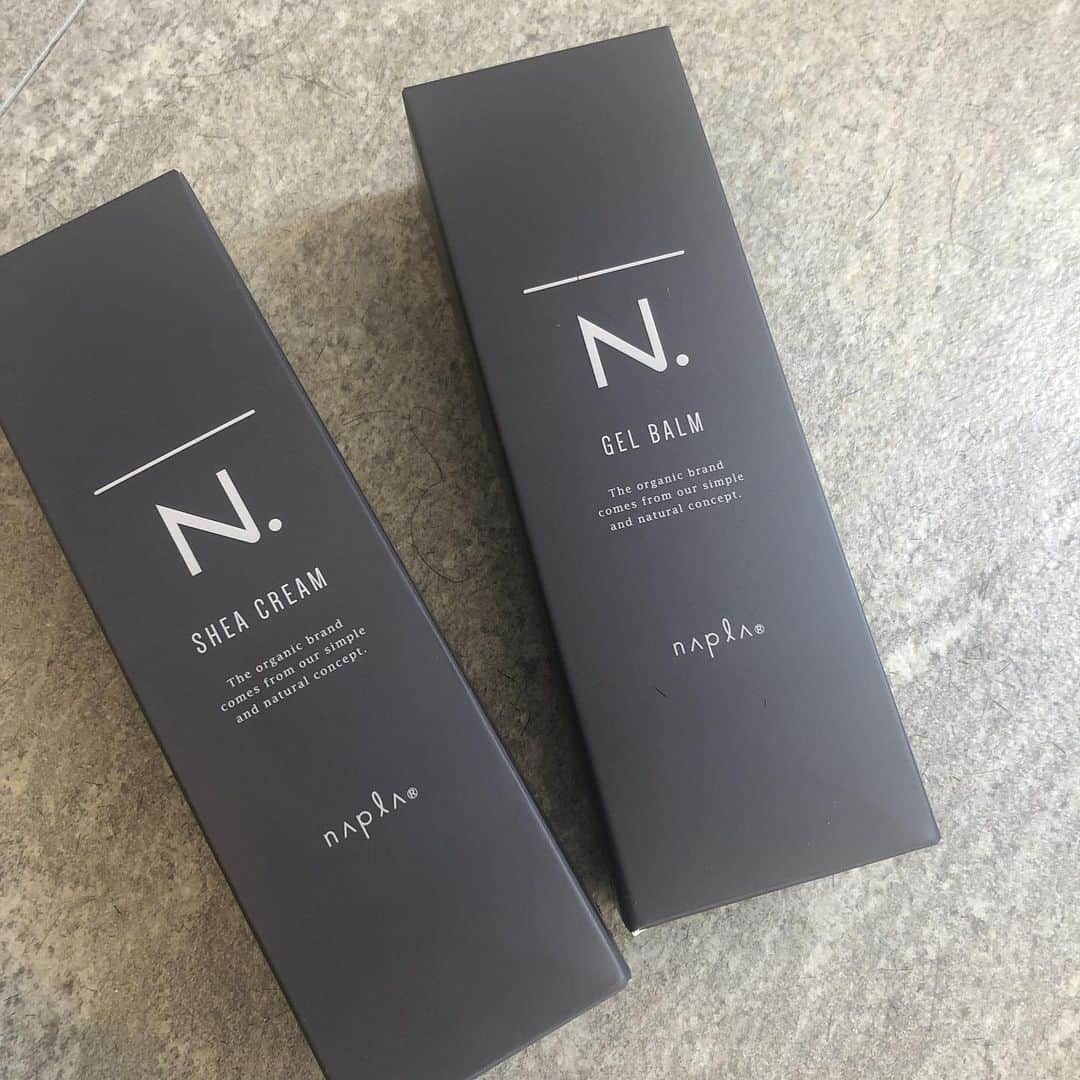 【北堀江・美容室 peaks hair】のインスタグラム：「🎶New アイテムのご紹介🎶  人気アイテムのN.から新たにmen'sでも使える商品が発売されました！ ジェルタイプとクリームタイプの二種類を取り入れました👏🌟 スタッフからも使いやすいとの声をよく耳にします！ぜひ気になる方は手にとって見てみてください🙂  ##Instahair#hairstyle#Instafashion#イルミナカラー#小顔#美意識#おしゃれな人と繋がりたい#おしゃれ#お洒落#ヘアアレンジ#ヘアスタイル」