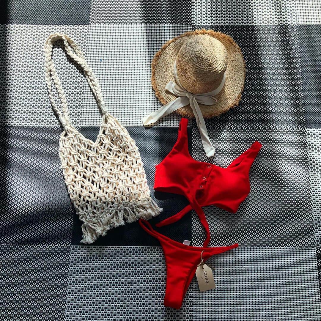 のインスタグラム：「Let's go to the  beach♪昨日買ったやつ！可愛いオリジナル商品がいっぱい #❤️ #👙 #danang #⛵️ #🏖 #🔥 #ダナン  #ベトナム #海 #最高 だよ」