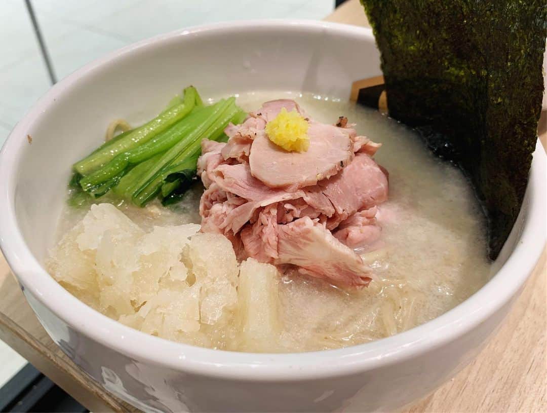 SUSURUさんのインスタグラム写真 - (SUSURUInstagram)「シマアジの冷やしラーメン！ 錦糸町の名店『麺魚』さんの駅前パルコ店にて提供されている限定メニューです。 シャリキンな出汁氷が入っているので最後までスープが冷たいままでいただけます。暑い夏にピッタリ😍 ふんわり食感のローストポークも健在。美味しかったです🍥 #susuru_tv #1337日目 #麺魚錦糸町パルコ店 #麺魚 #錦糸町 #東京 #冷縞鰺らーめん #雑炊セット #うまい  #ラーメン #らーめん #ramen #ラーメン部 #ramennoodles #毎日ラーメン生活 #麺スタグラム #japaneseramen #japanramen #foodstagram #foodie #noodles #instanoodle #instaramen #instafood #東京ラーメン #冷やしラーメン」8月10日 10時09分 - susuru_tv