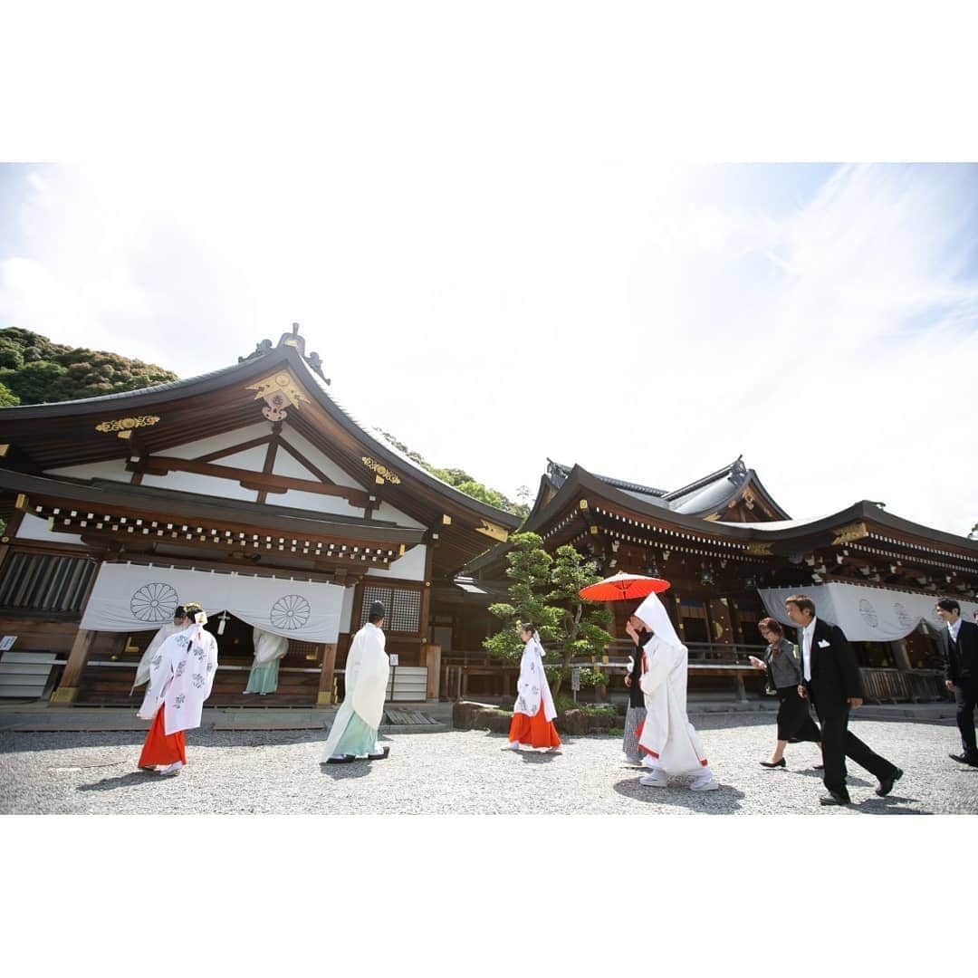 和婚スタイルさんのインスタグラム写真 - (和婚スタイルInstagram)「#大神神社 日本最古の神社と呼ばれる、歴史ある神社です。 縁起がよいことでも知られ、由緒正しい結婚式を挙げるのにピッタリです。  @wakonstyle  #和婚スタイル  #神社婚 #和婚 #和装 #色打掛  #白無垢 #綿帽子 #ウェディングフォト #ブライダルフォト #ロケーションフォト #前撮り #和装ヘアスタイル #神前式 #関西花嫁 #関東花嫁 #九州花嫁 #神前式挙式 #結婚式 #ウェディング #2019春婚 #2019夏婚 #2019秋婚 #2019冬婚 #日本中のプレ花嫁さんと繋がりたい #weddingphotography #洋髪綿帽子」8月10日 10時11分 - wakonstyle