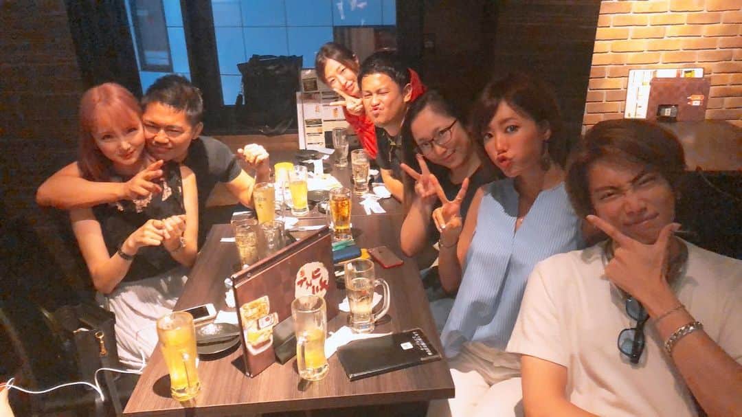 琥珀うたさんのインスタグラム写真 - (琥珀うたInstagram)「. . 嫁ちゃんと牡蠣をたらふく食べたあとは 場面で大学時代の友達が渋谷で飲んでいたので合流🙌🏼 …朝8時までは聞いてないwww 久しぶりに会えて楽しかったー！ . . . #school #friends #drink #sake #tequila #shibuya #大学 #サークル」8月10日 10時29分 - uta0214khk