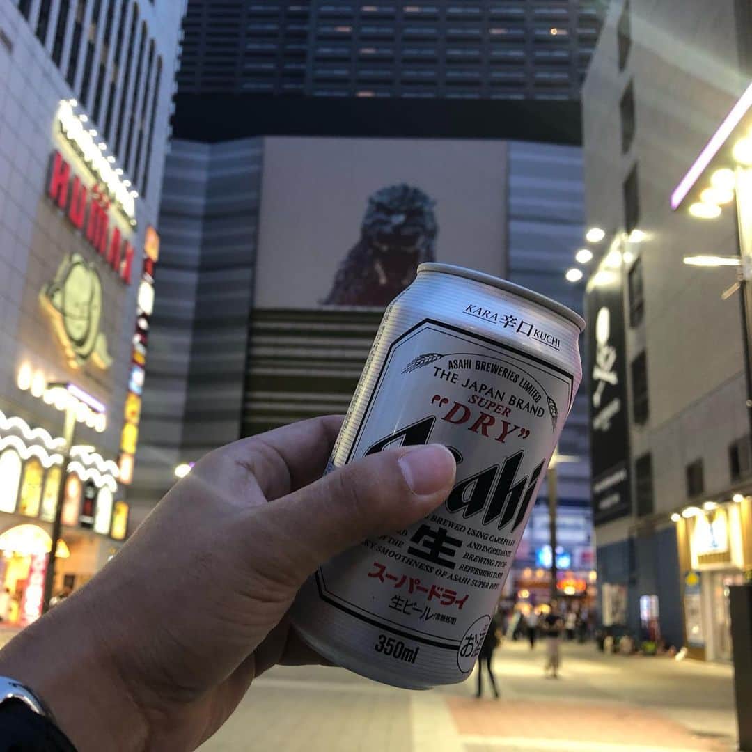 のインスタグラム：「夏の夜、ゴジラに乾杯。  #ゴジラ #乾杯 #ビール #缶ビール #新宿 #歌舞伎町 #東京 #godzilla #夏 #summer #tokyo #shinjuku #kabukicho #beer」