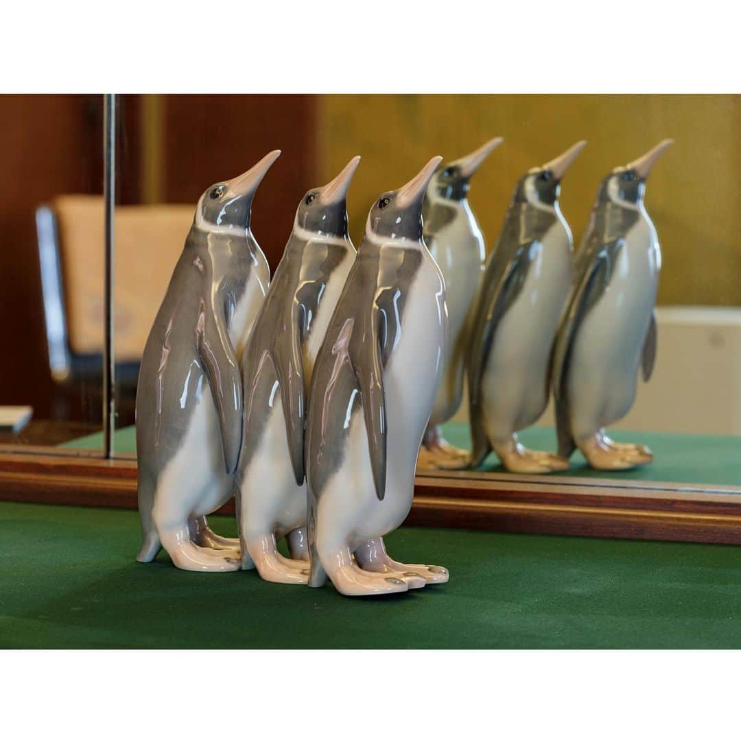 東京都庭園美術館さんのインスタグラム写真 - (東京都庭園美術館Instagram)「【開催中｜1933年の室内装飾展】 まるで行進しているかのような、愛らしい三羽のペンギンの小立像を展示中です。 こちらは、朝香宮夫妻が滞欧を終えて帰国の際に持ち帰った作品の一つで、現在まで続くデンマークのブランド、ロイヤル・コペンハーゲン製のものです。 #1933年の室内装飾展 #東京都庭園美術館 #東京 #建築 #室内装飾 #朝香宮邸 #tokyometropolitanteienartmuseum #teienartmuseum #Architecture #tokyo #TokyoTokyoFESTIVAL」8月10日 10時26分 - teienartmuseum