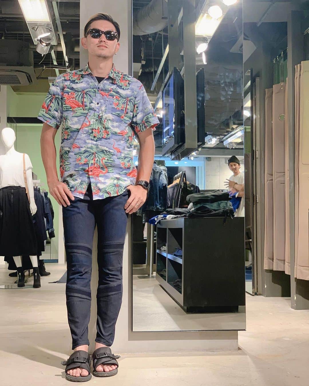 のインスタグラム：「暑い熱い夏！ お知り合いの紹介で渋谷にあるG-Star RAWに行って来ました👖 オランダのデニムブランドって知ってました？デニムの種類は勿論プロダクトが半端なく豊富で驚きの連発でしたね！あれこれ気になるアイテムが沢山だったんだけど、デニムメインで沢山スタイリストして頂き、自分に合った一本を選んで頂きました👍 G-Star RAWの考えや沢山楽しい話を聞かせて頂き、なんか楽しい事できるといいっすね🔥🤩 これまた直ぐ行きます♫ そして2枚目はCoolなbirthdayサングラスをお祝いで頂きました！ #TOMFORD @3jsb_kenjiro_official  有難う😭😎 @gstarraw_jp @clapsstore_official  @senaramp  #日々精進」