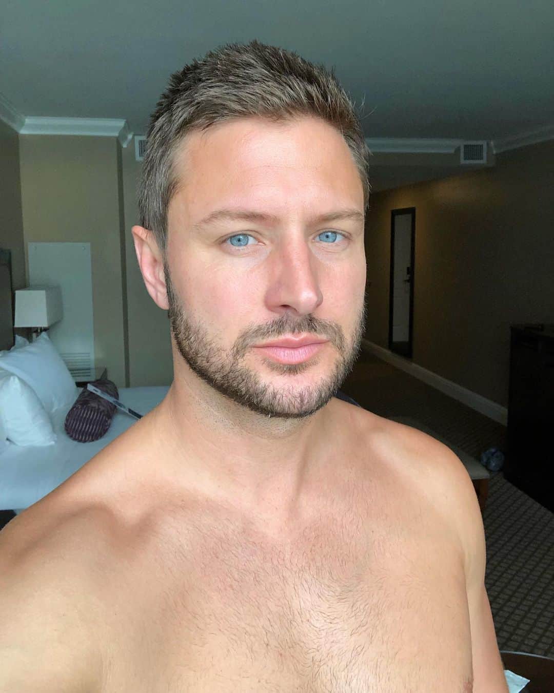 マイケル・シャンクのインスタグラム：「Shaved this little beard stache today.」