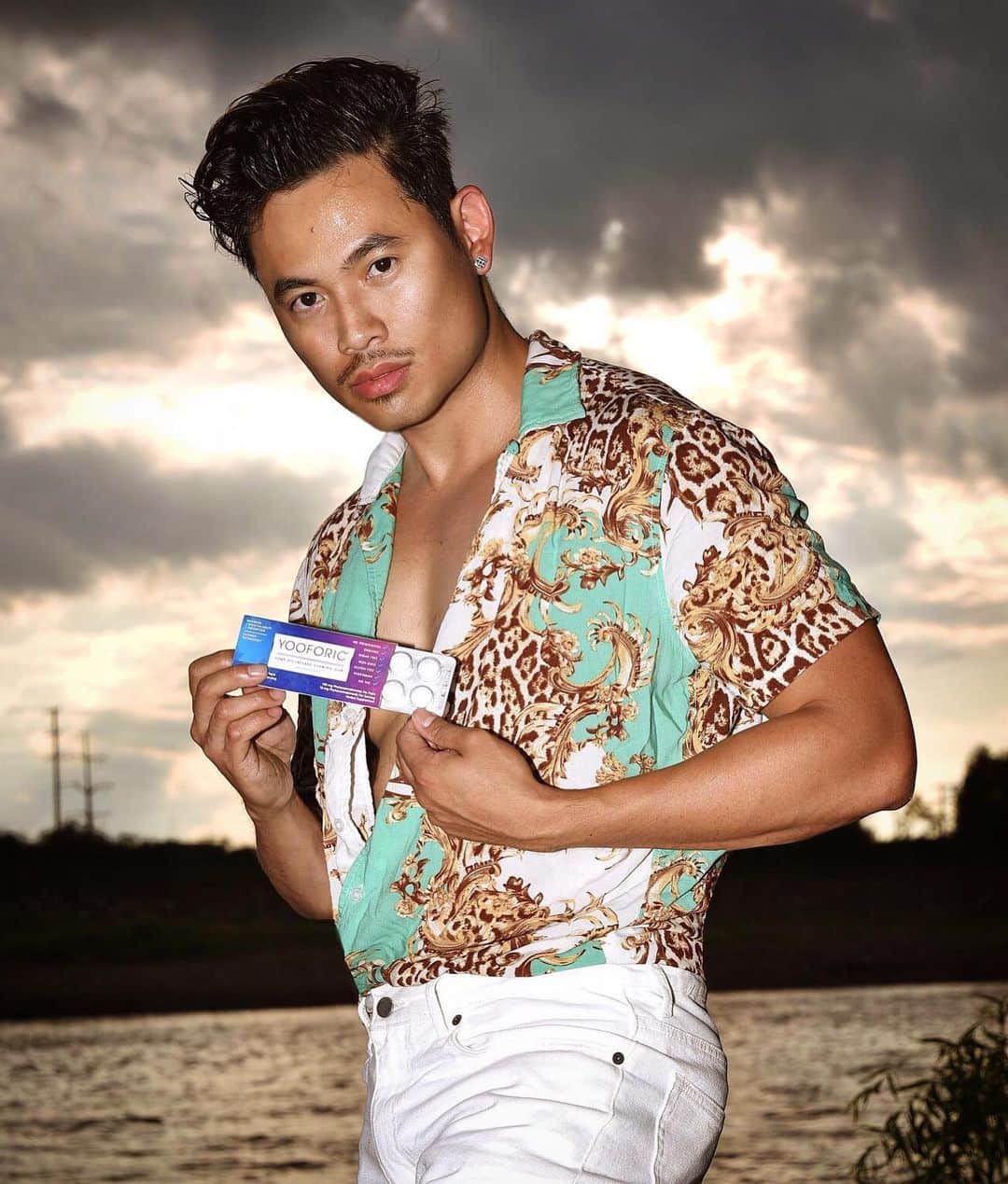 STYLE4GUYSのインスタグラム：「Check out premium hemp oil infused chewing Gum @Yooforic💥. It has delicious chill mint flavor as well as increased bioavailability, with the highest quality CBD product out in the market today. #GetYooforic #YooforicMoments. Photo 📸: @StylebyTommy.」