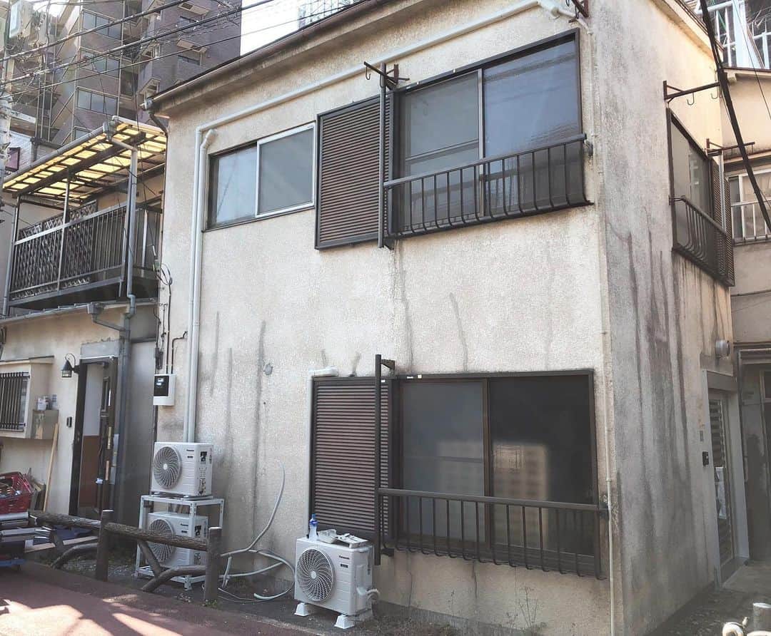 hajimeのインスタグラム：「池袋三丁目のボロ家❗️ 建て替えると、同じ大きさのお家が建築できないため、二世帯住宅（3LDK +1DK）のお家として変身いたしました🙋‍♂️ サッシも変えておくべきだったかも😅 ・ ・ ・ ・ ・ #東京#池袋#要町駅#徒歩5分#リフォーム#リノベーション#内装工事#塗り壁#ボロ家#変身#二世帯住宅」