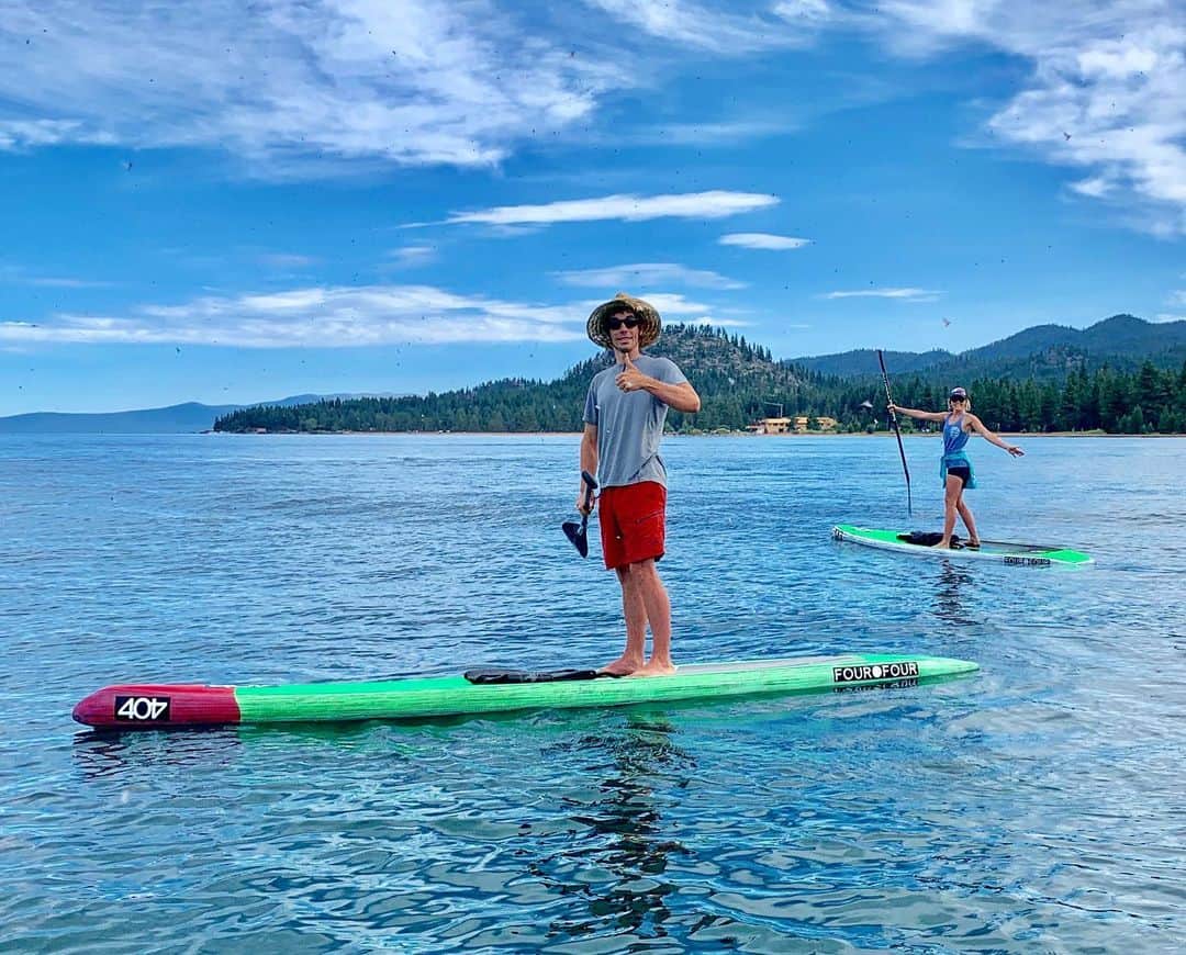 アレックス・オノルドのインスタグラム：「Casual morning on the lake today! Really enjoying the Tahoe vibes. Photo by my youngest aunt from the comfort of her boat.」