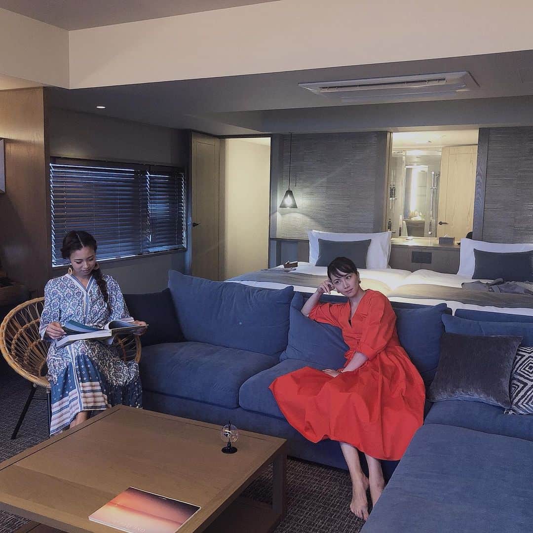 崎山一葉さんのインスタグラム写真 - (崎山一葉Instagram)「いま、ウィンウィンのホテルセレクションでも紹介しています グランディスタイル沖縄読谷ホテル&リゾート。  昨日、ゆっくりと内覧させていただき 食事を楽しみました🍽  贅沢に暮らすように泊まる場所✨  今週もプレゼントを頂きました🎁 ありがとうございます😊  #okinawa #GRAMDAYSTYLE 👗#zara #suiteroom」8月10日 10時48分 - kazuha_sakiyama