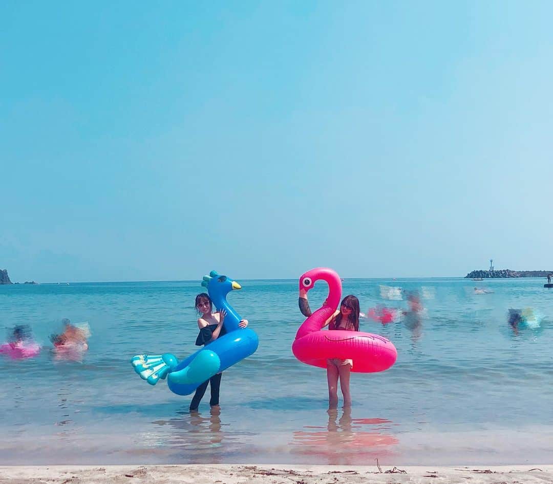 東なつ紀のインスタグラム：「先週家族で日本海に行ってきた🏝♡ 恒例行事で、朝5時に起こされて連れて行かれるんやけど、水も綺麗で気持ちよかった❤️ #日本海 #フラミンゴ浮き輪 #クジャク浮き輪 #海 #浮き輪」
