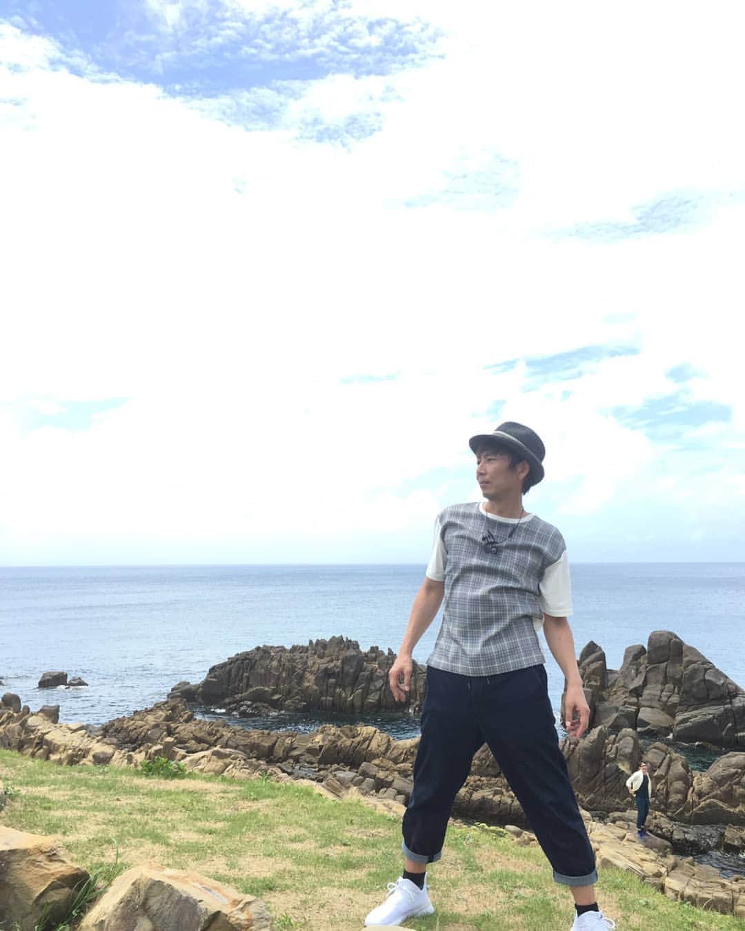 岡田達也のインスタグラム：「撮影者である熊谷真実さんから「男前なポーズで！」とリクエストされたけど、イマイチ決まってないの図。  #世襲戦隊カゾクマン  #種子島 #熊谷真実 #岡田達也」