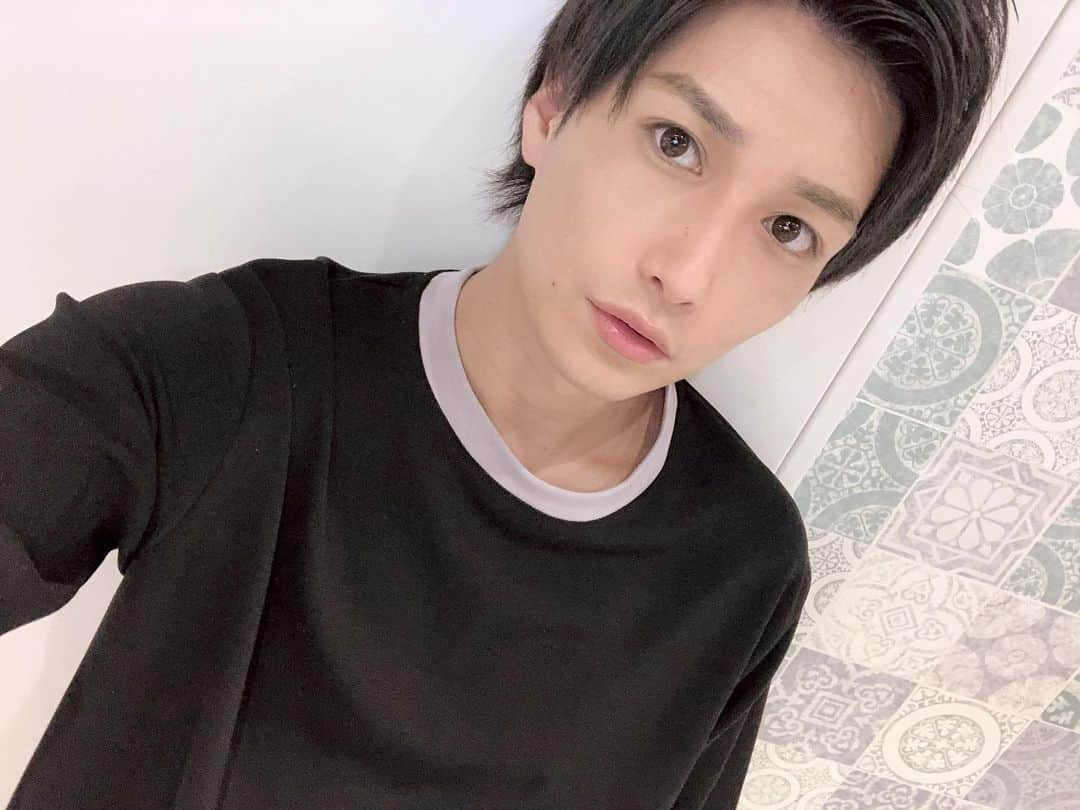 井深克彦さんのインスタグラム写真 - (井深克彦Instagram)「.﻿ 👦📷👦﻿ ﻿ 顔の写真ばかり﻿ 続いてしまって﻿ すみません。﻿ ﻿ でも載せます﻿ ﻿ この写真いつもと﻿ 雰囲気違うよねって﻿ 好評だったので🥴﻿ ﻿ 某撮影でメイクとヘアセット﻿ していただきまちた」8月10日 10時54分 - ibuka_katsuhiko